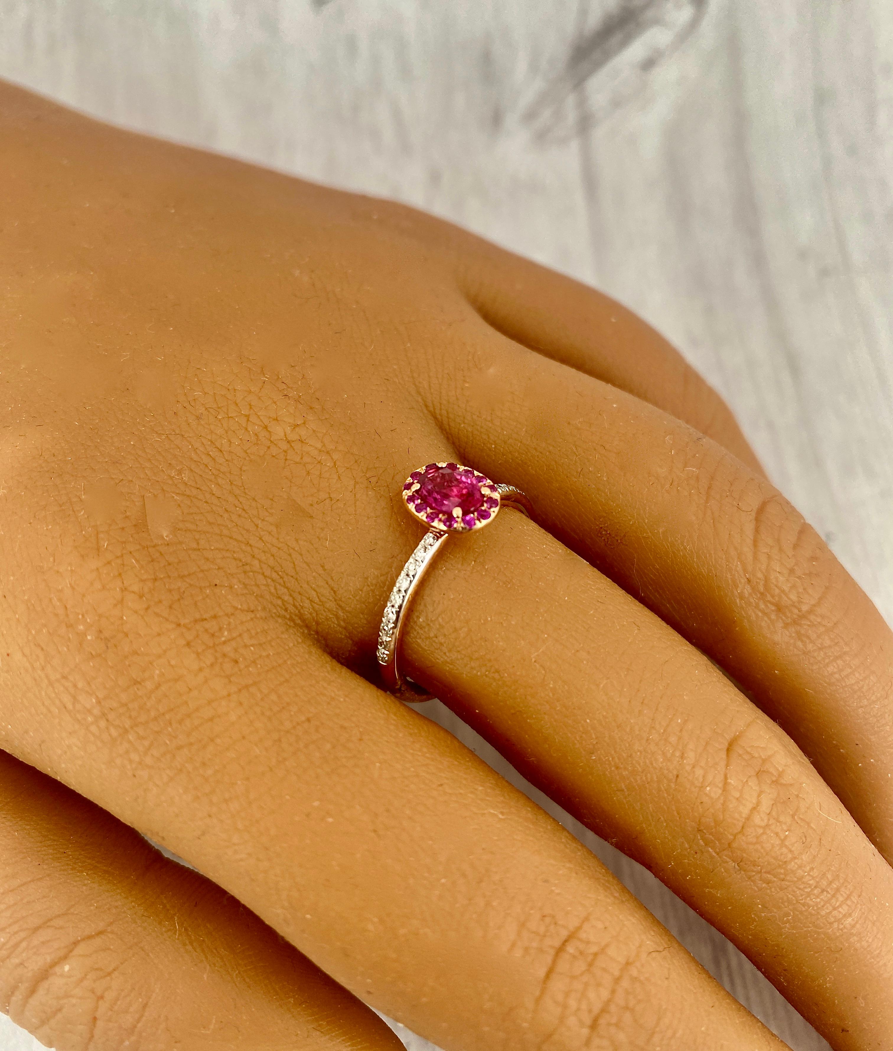 Taille ovale Bague solitaire en pierre précieuse, bague en rubis et diamants, bague empilable en or rose massif 14 carats en vente