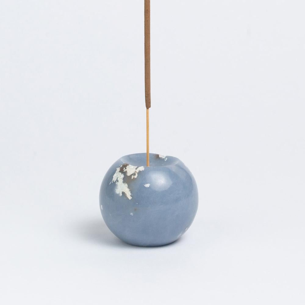 Surprenez un amoureux de la pierre en lui offrant une pièce de décoration unique qu'il aimera utiliser. Le porte-encens Sphère bleu céleste, fabriqué à partir de véritables pierres semi-précieuses, apporte une énergie apaisante et une élégance