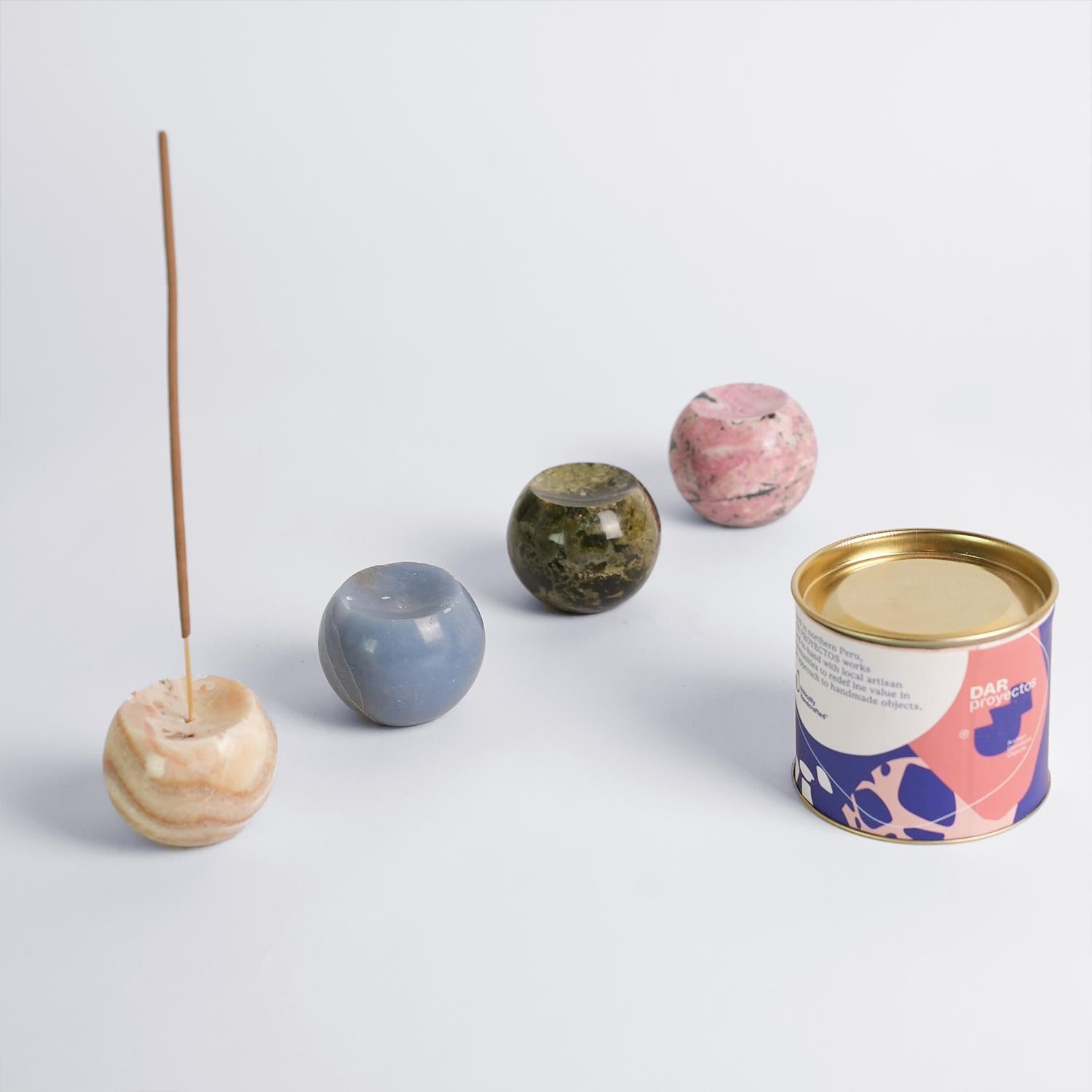 Péruvien Porte-encens sphère de pierres précieuses - Onyx Crema en vente
