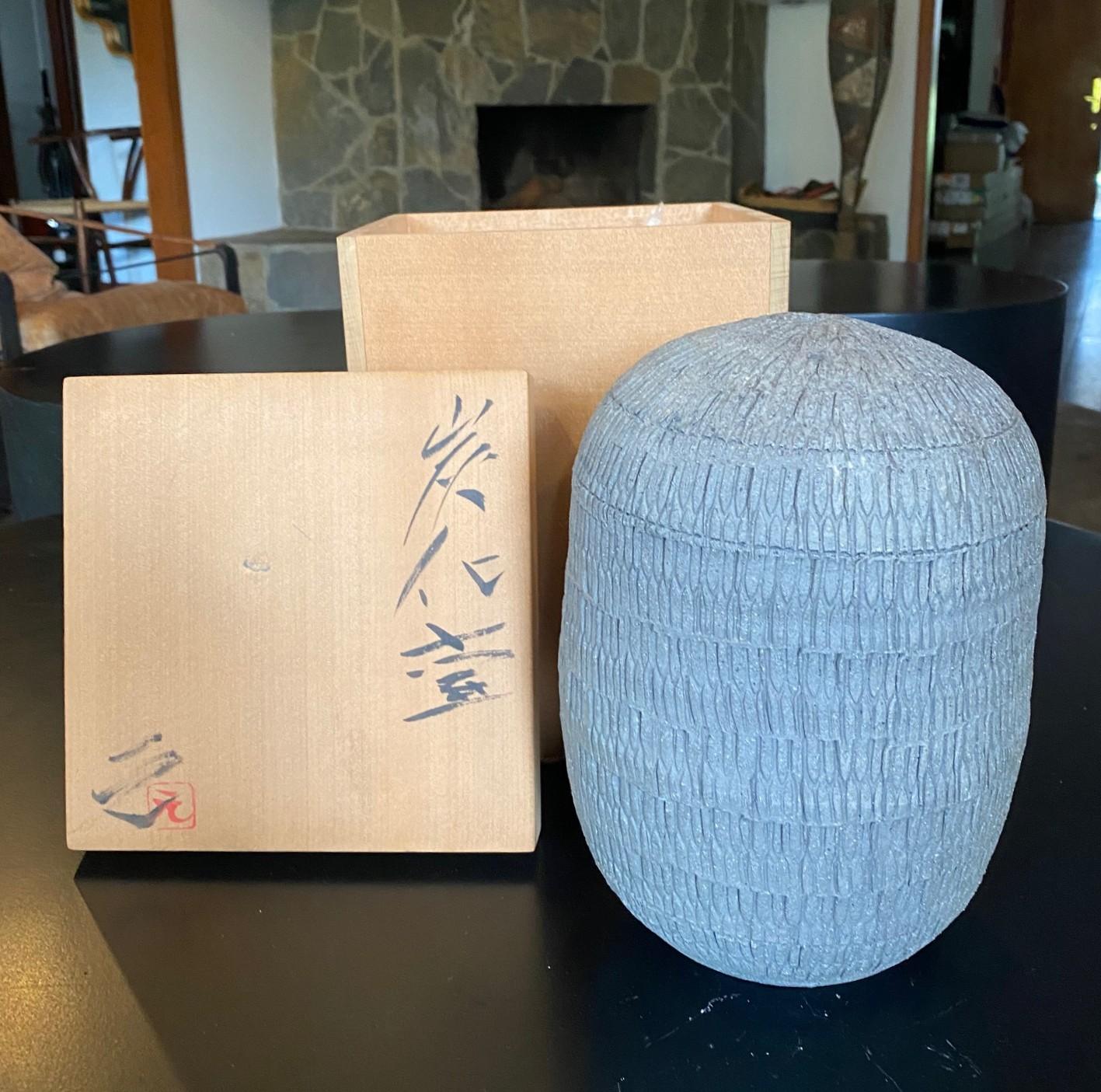 Signierte japanische Agano Yaki Ware-Keramikvase von Gen Kozuru mit signierter und versiegelter Schachtel im Angebot 8