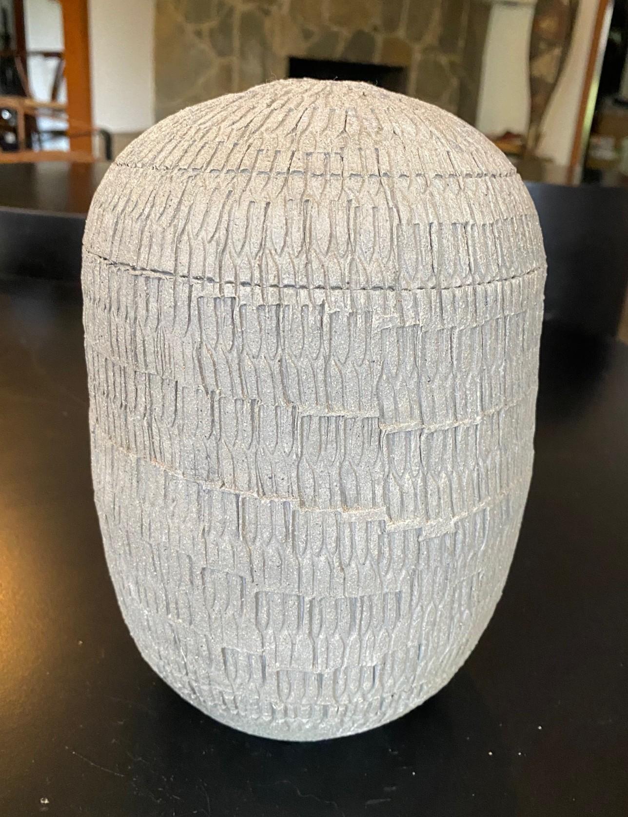 Eine wunderschön gestaltete (beachten Sie die komplizierte Hand erstellt wiederholte Muster Detail), ziemlich groß und schwer Mingei Agano Yaki Ware Keramik Vase von japanischen Künstler Gen Kozuru (1938- ).  

Agano-Ware (上野焼, Agano-yaki) ist eine