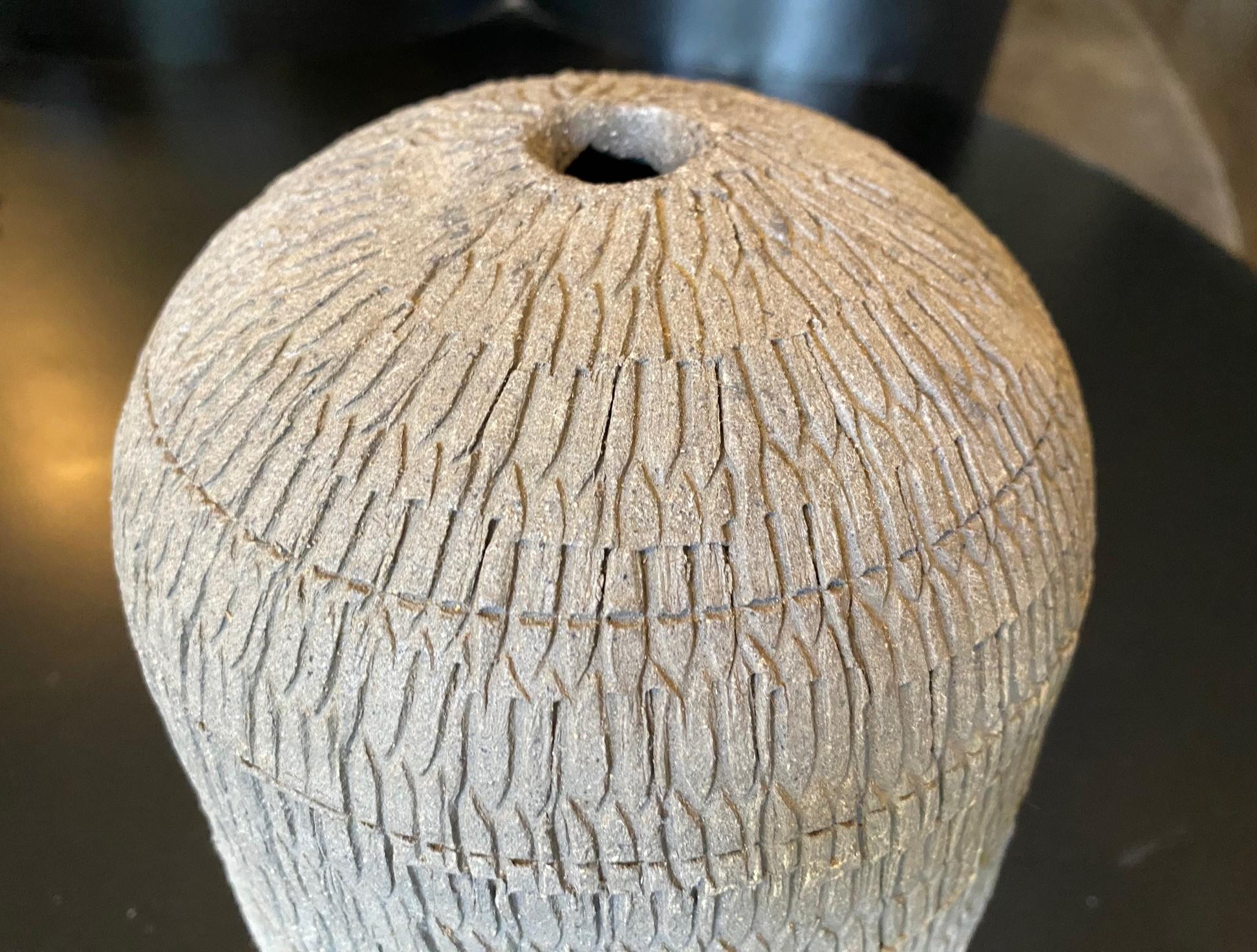 Signierte japanische Agano Yaki Ware-Keramikvase von Gen Kozuru mit signierter und versiegelter Schachtel (Showa) im Angebot