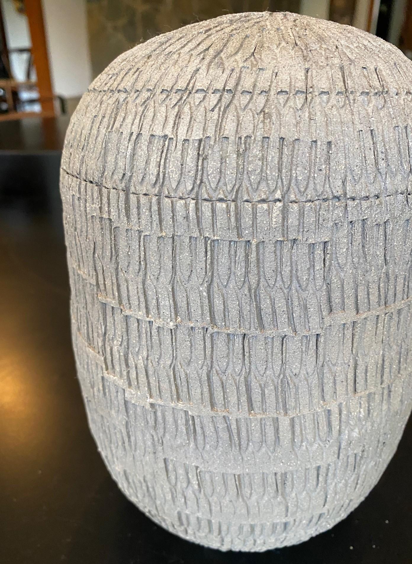 Signierte japanische Agano Yaki Ware-Keramikvase von Gen Kozuru mit signierter und versiegelter Schachtel (Gebrannt) im Angebot