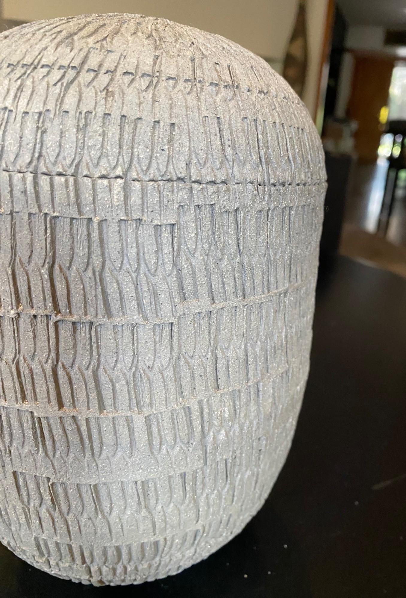 Signierte japanische Agano Yaki Ware-Keramikvase von Gen Kozuru mit signierter und versiegelter Schachtel im Zustand „Gut“ im Angebot in Studio City, CA