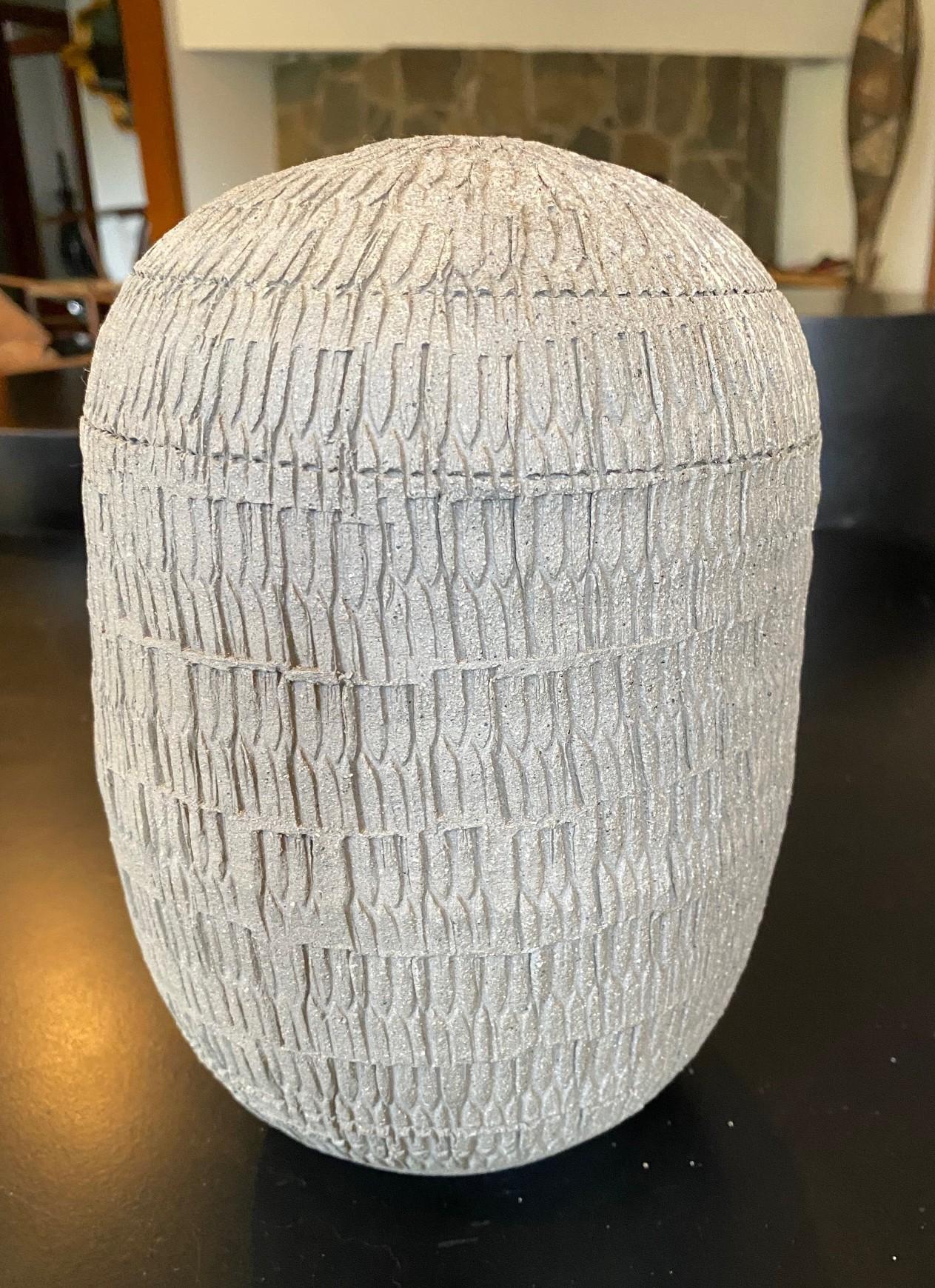 Signierte japanische Agano Yaki Ware-Keramikvase von Gen Kozuru mit signierter und versiegelter Schachtel (20. Jahrhundert) im Angebot