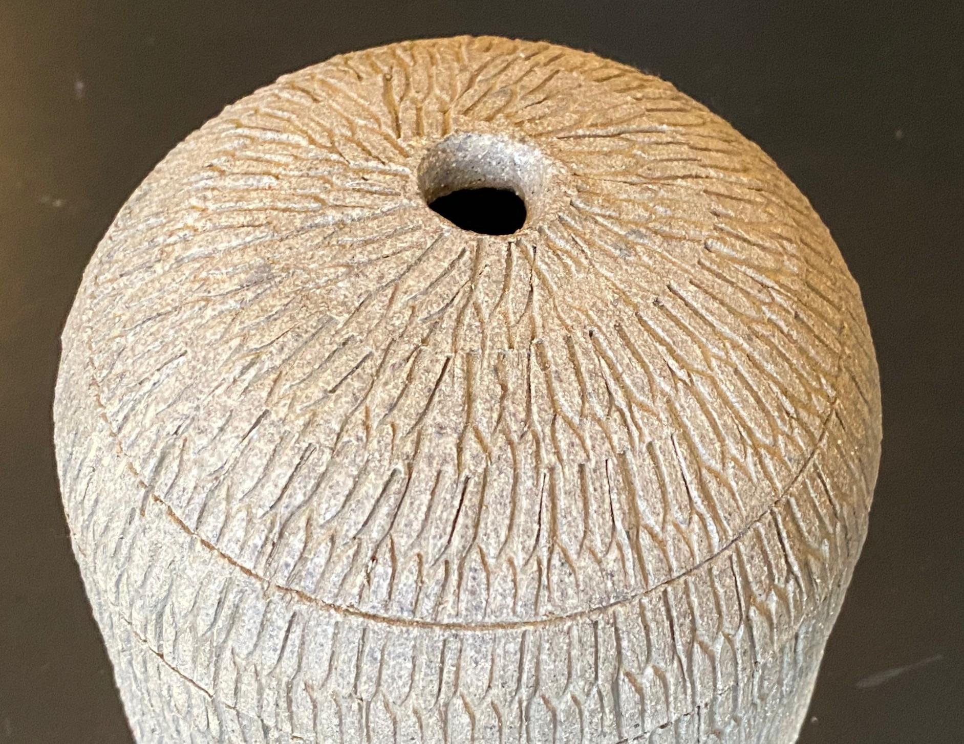 Signierte japanische Agano Yaki Ware-Keramikvase von Gen Kozuru mit signierter und versiegelter Schachtel (Töpferwaren) im Angebot