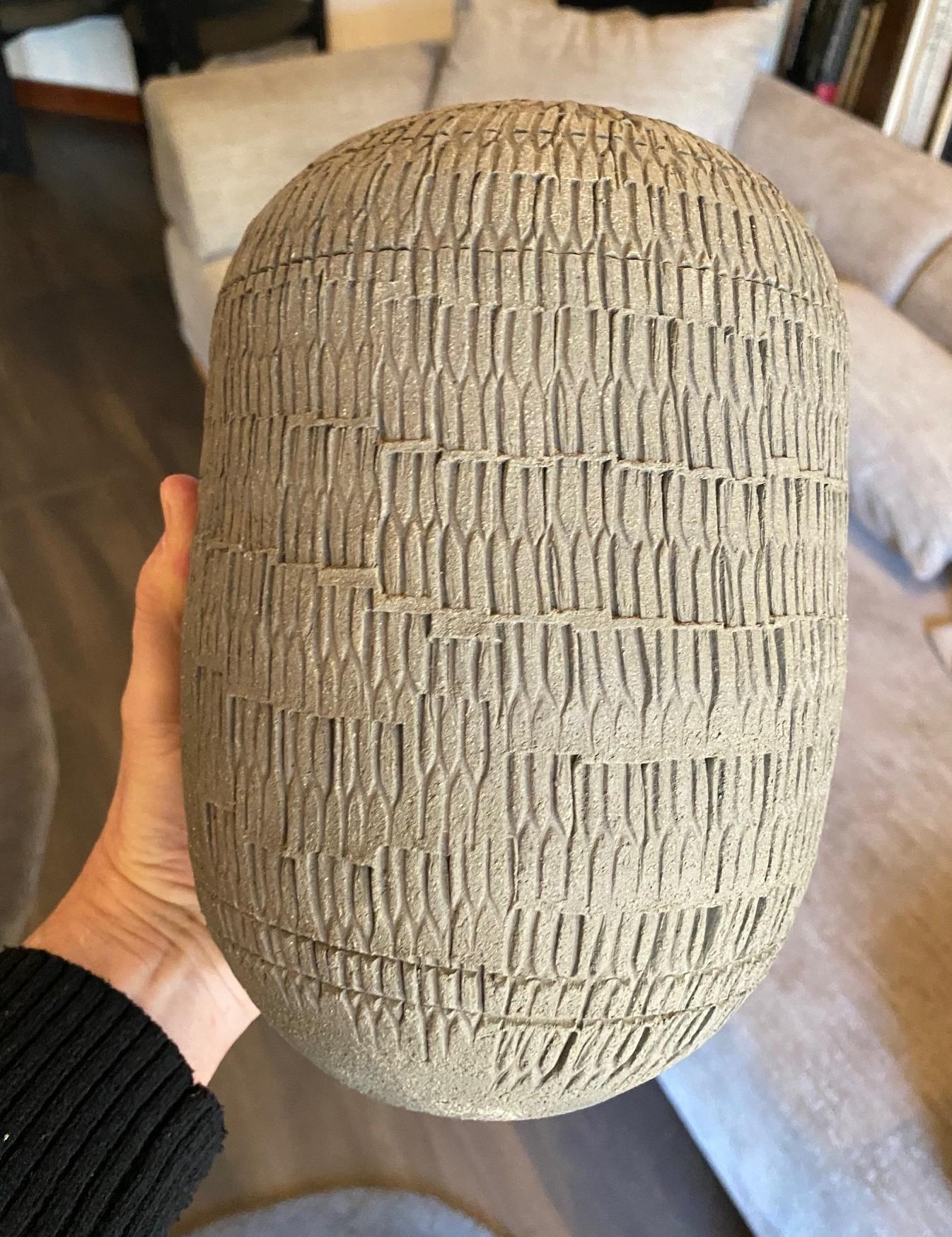 Signierte japanische Agano Yaki Ware-Keramikvase von Gen Kozuru mit signierter und versiegelter Schachtel im Angebot 1