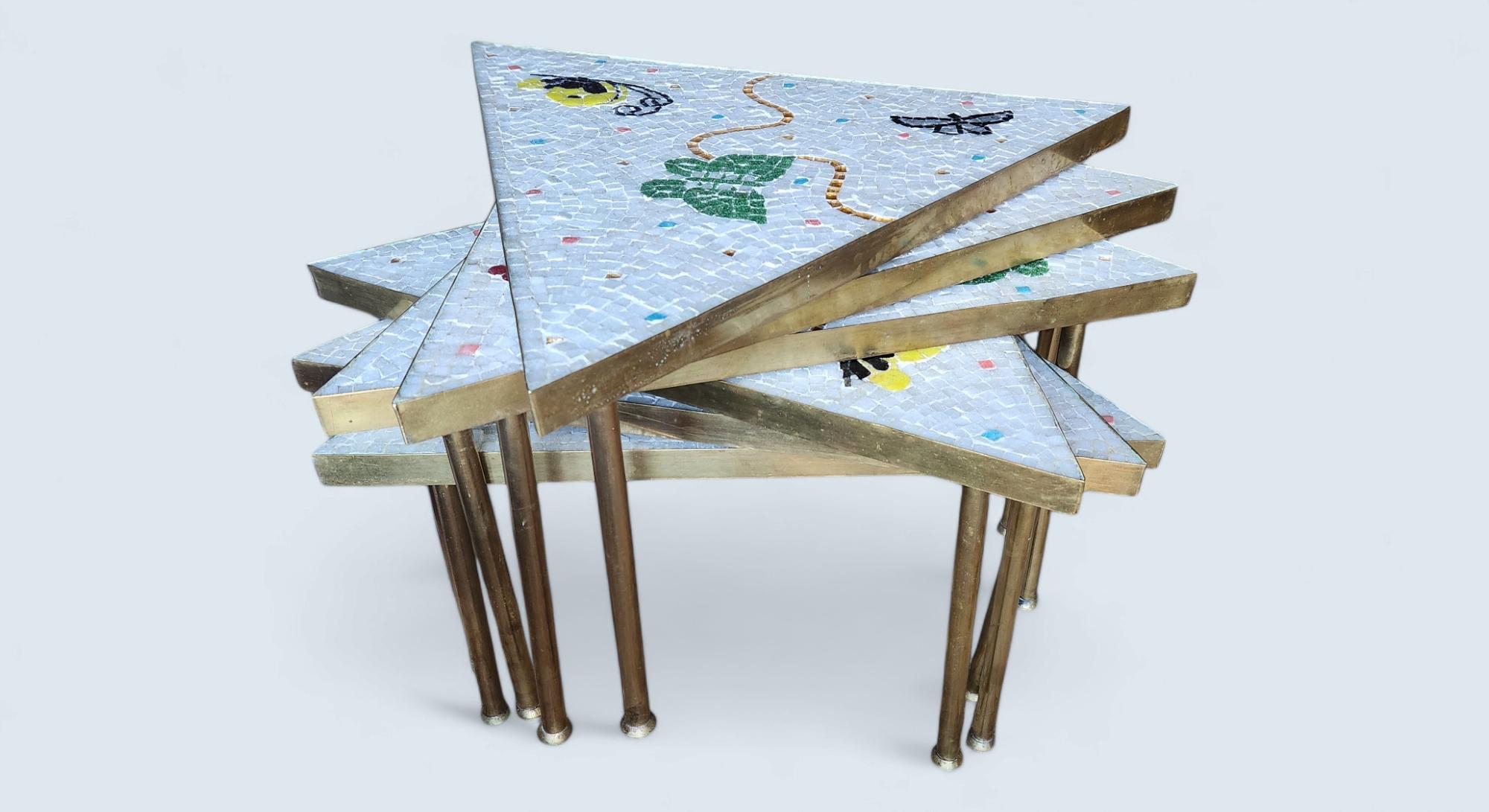 Sechsteiliger Studio-Mosaik-Tisch von Genaro Alvarez, bestehend aus komplizierten, eingelegten Glasmosaikmustern von 6 Schmetterlingen auf sechs dreieckigen, austauschbaren Mahagonisockeln, die in den 1950er Jahren im Studio von Genaro Alvarez in