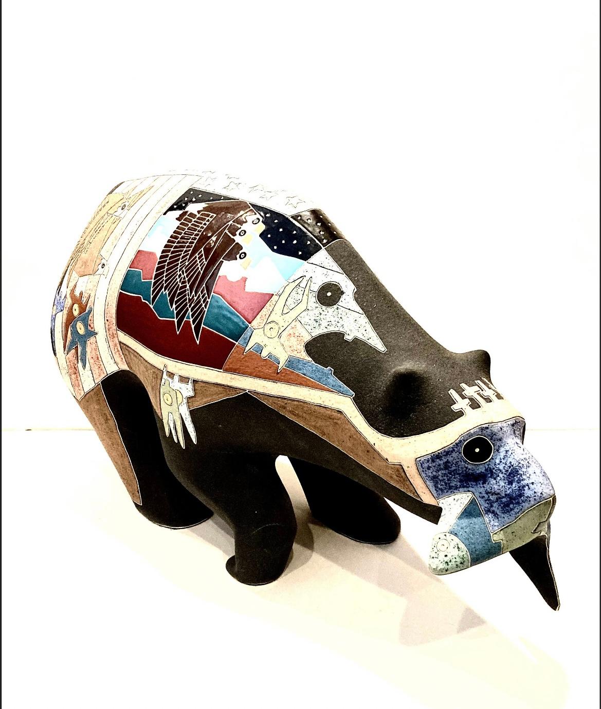 Der Bär und seine Fische – Sculpture von Gene and Rebecca Tobey 
