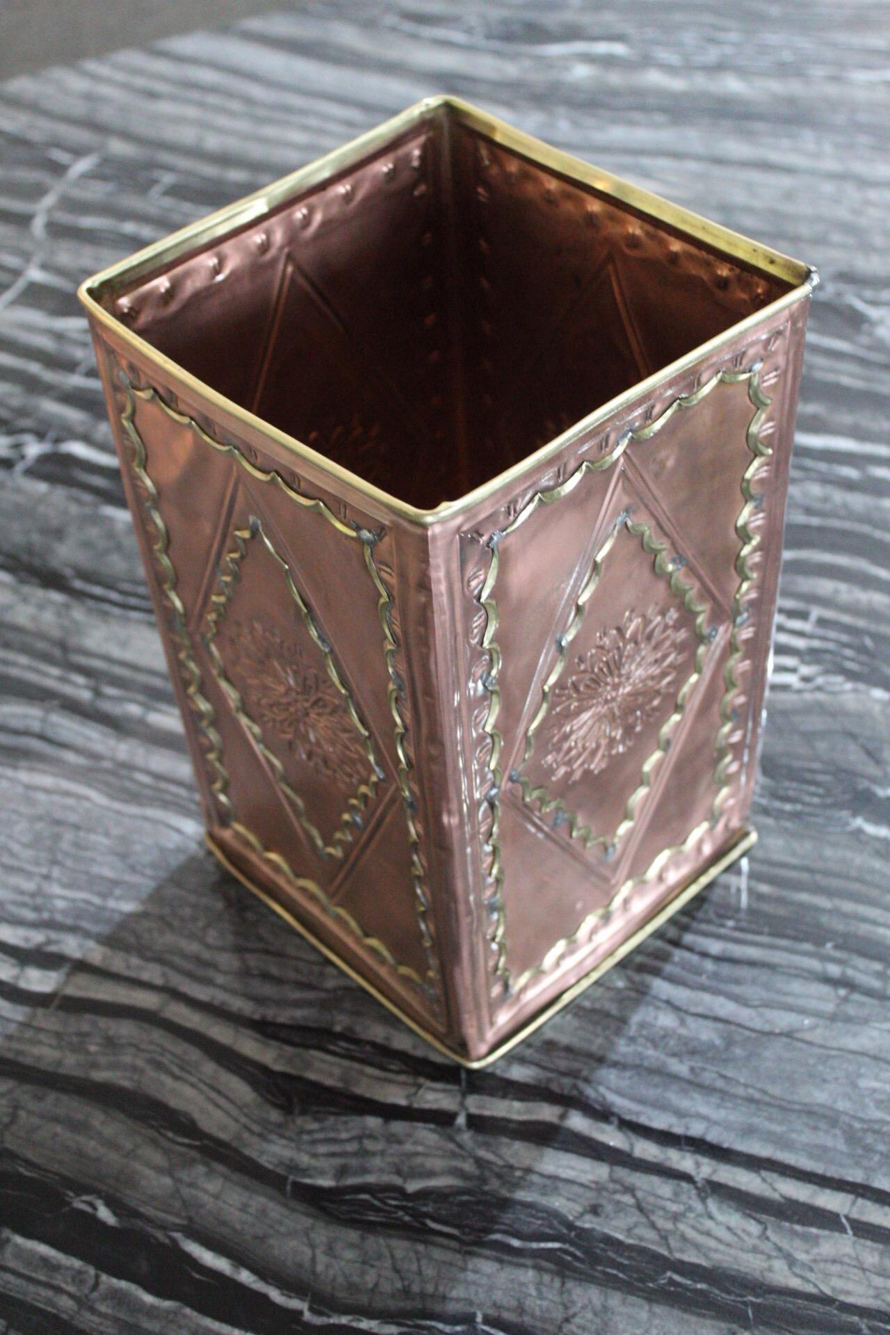 To your consideration one of her first pieces, this beautiful hand hammered copper and brass midcentury vase. Made and signed by Gene Byron, a Canadian artist, who moved to Marfil, Guanajuato, Mexico with his Spanish husband in the 1950s.
The