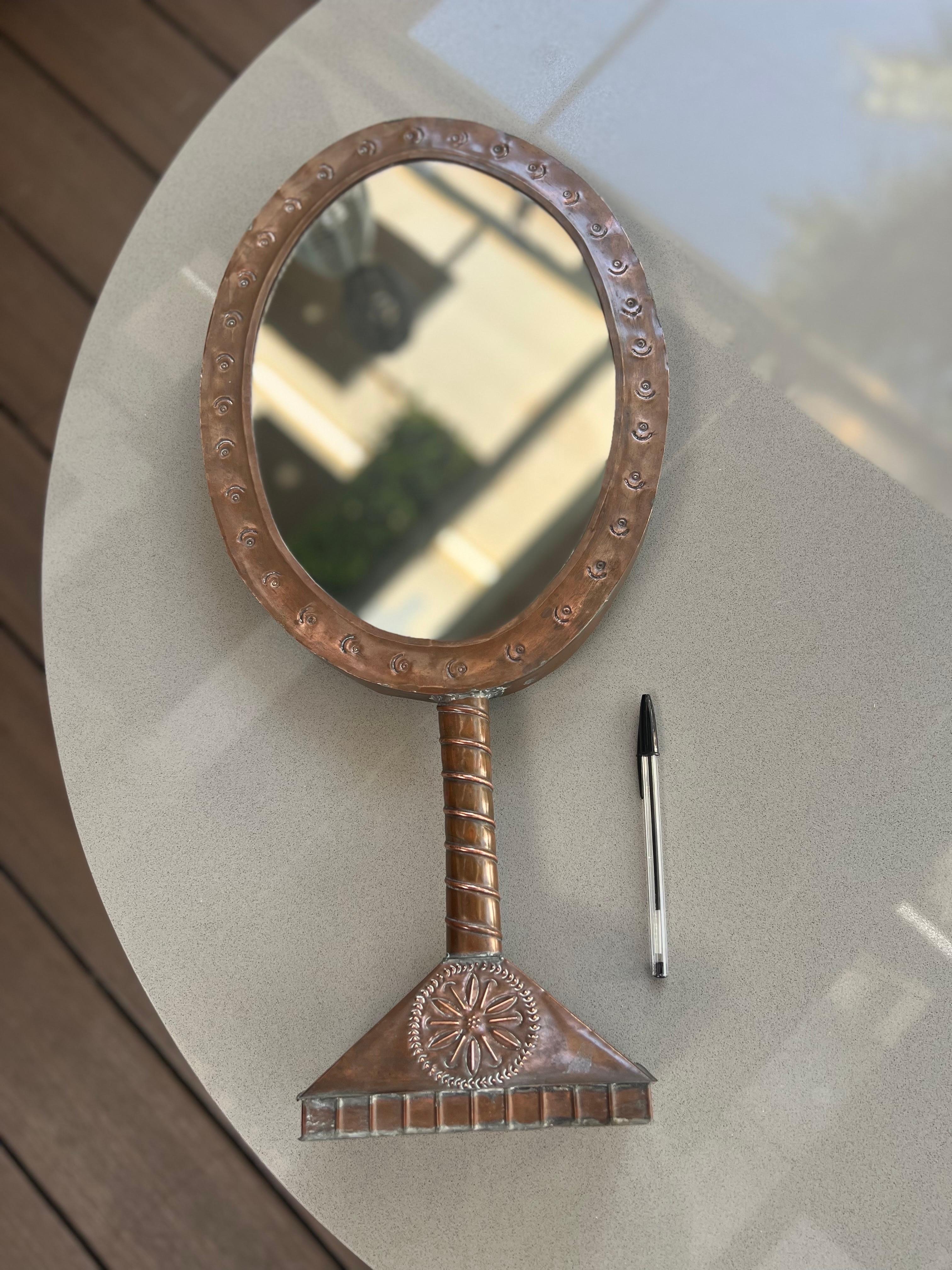 Pour votre considération, l'une de ses premières pièces, ce magnifique miroir de courtoisie en cuivre martelé à la main. Réalisé et signé par Gene Byron, un artiste canadien qui s'est installé à Marfil, Guanajuato, au Mexique.
La propriété où elle