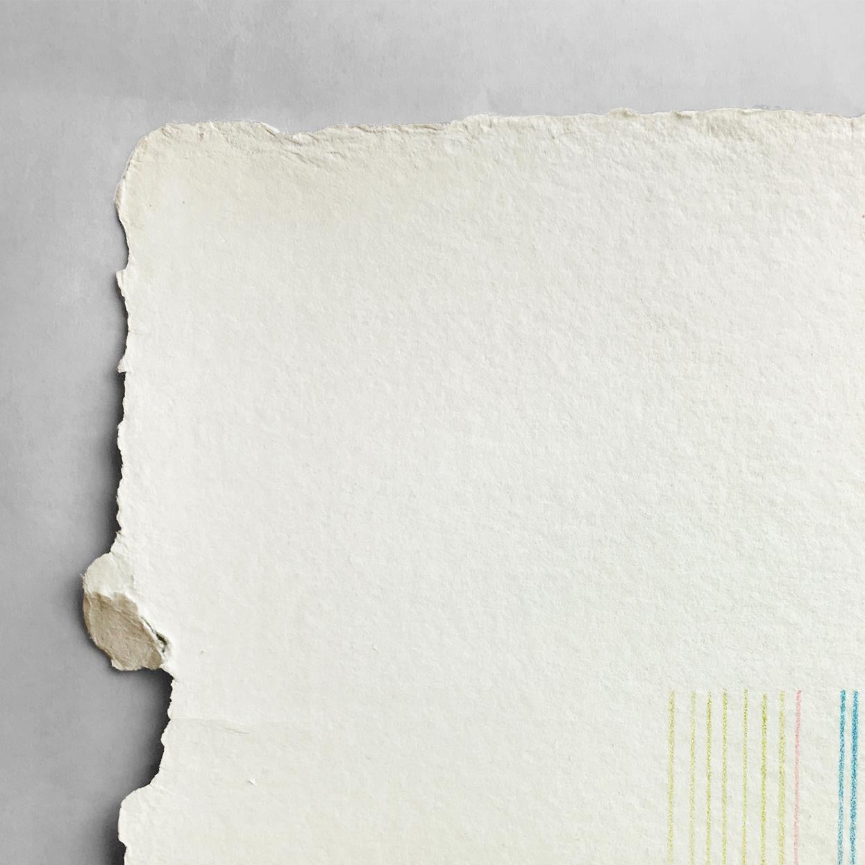 Este estampado geométrico y minimalista brilla en los tonos del arco iris. Las vibrantes líneas rosa frambuesa, magenta, amarillo, verde lima y azul cielo adquieren la calidad orgánica del papel hecho a mano, dando lugar a esta sutil iteración de