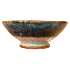 Ciotola con piede in ceramica di Gene Farkus con smaltatura variegata