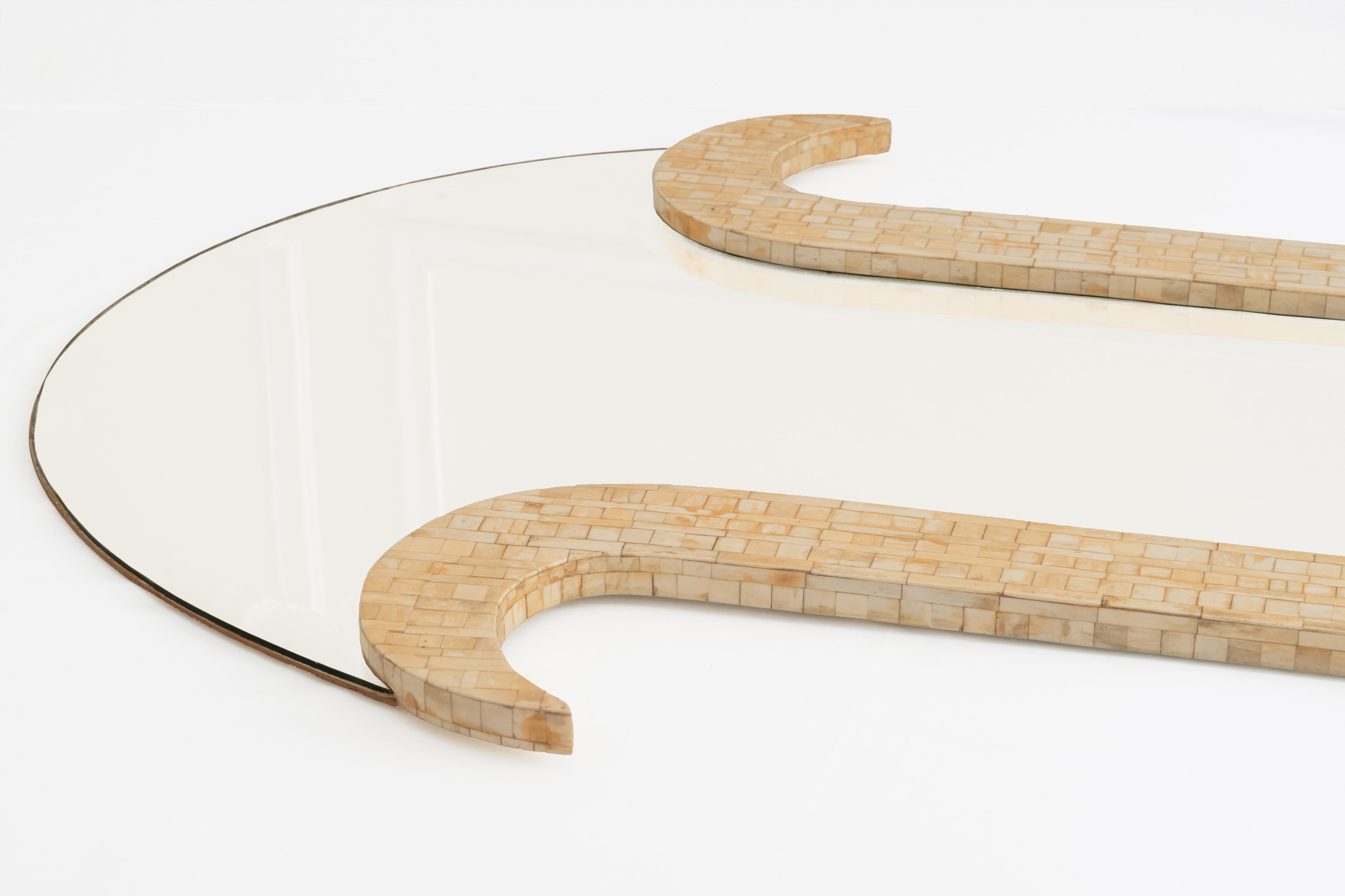 Voici ce miroir en forme de palmier de Gene Jonson et Robert Marcius, un exemple étonnant de design du milieu du siècle qui apporte l'élégance de la nature dans n'importe quel espace. Circa 1970, ce miroir sculptural n'est pas seulement fonctionnel,