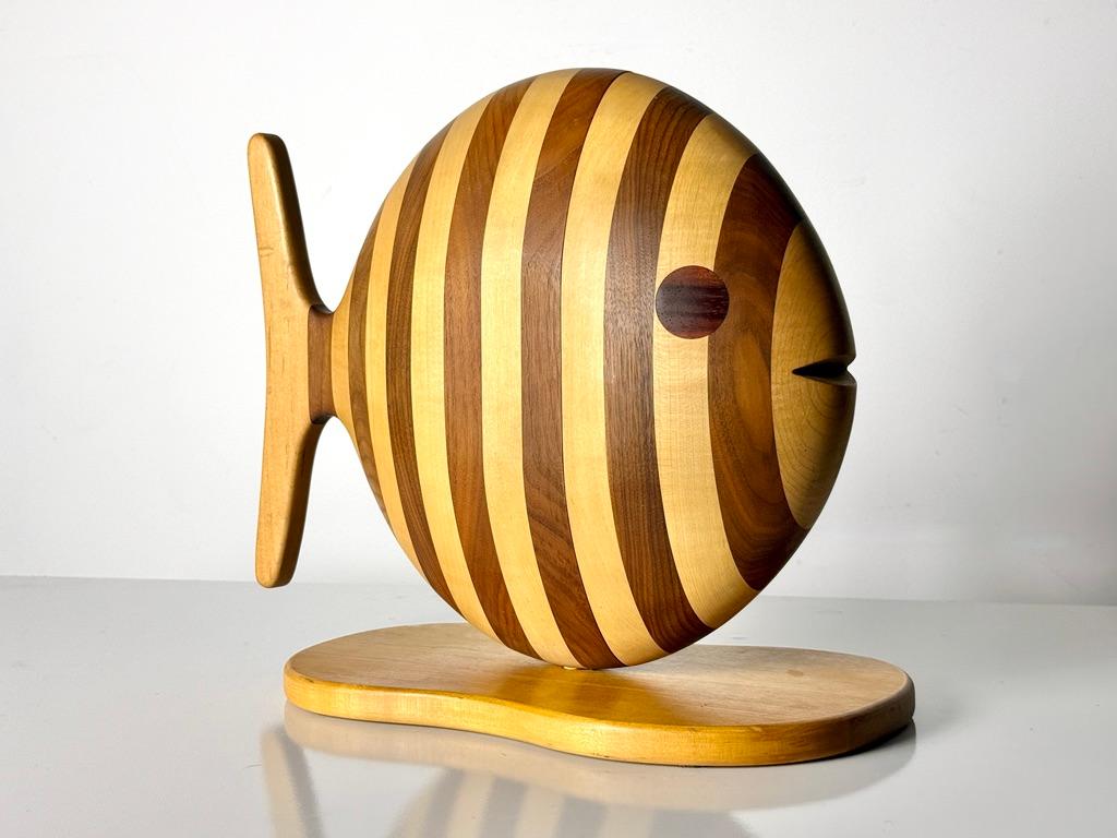 Laminato Gene Sherer Studio Craft Sculptural Wood Fish Jewelry Box Cabinet 1984 in vendita