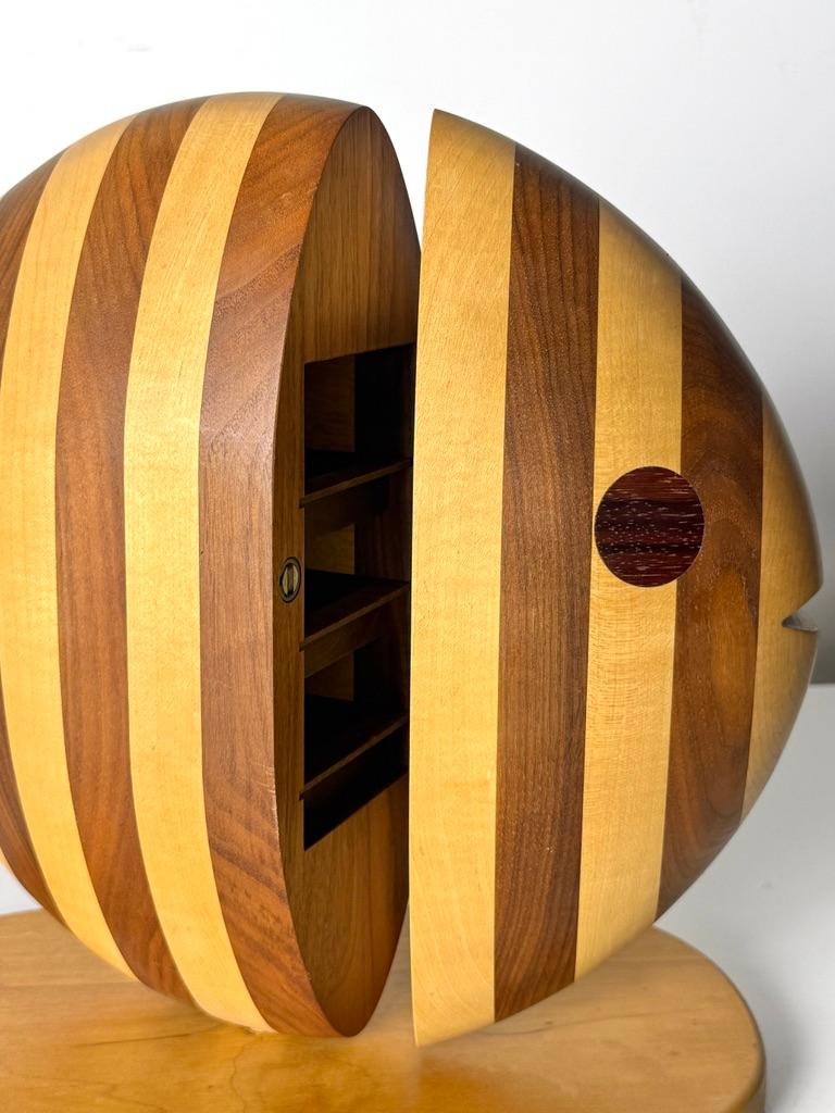 Gene Sherer Studio Craft Sculptural Wood Fish Jewelry Box Cabinet 1984 In condizioni buone in vendita a Troy, MI