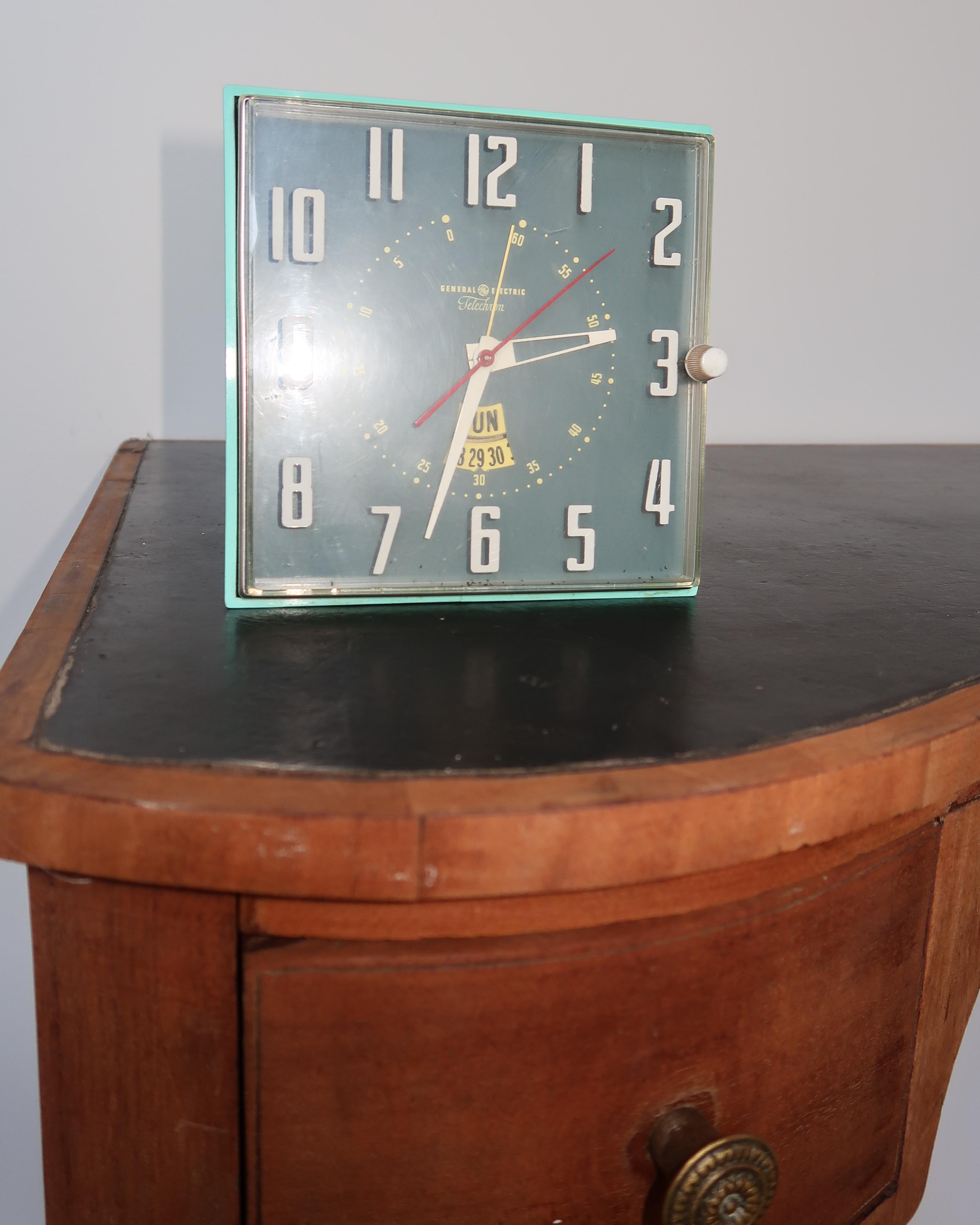 Turquoise case, bold white numerals, and that little day-date window that makes you smile every time you check it. This mid-century GE Telechron clock is plug-in electric, original, and in very good working condition. Compact but packed with