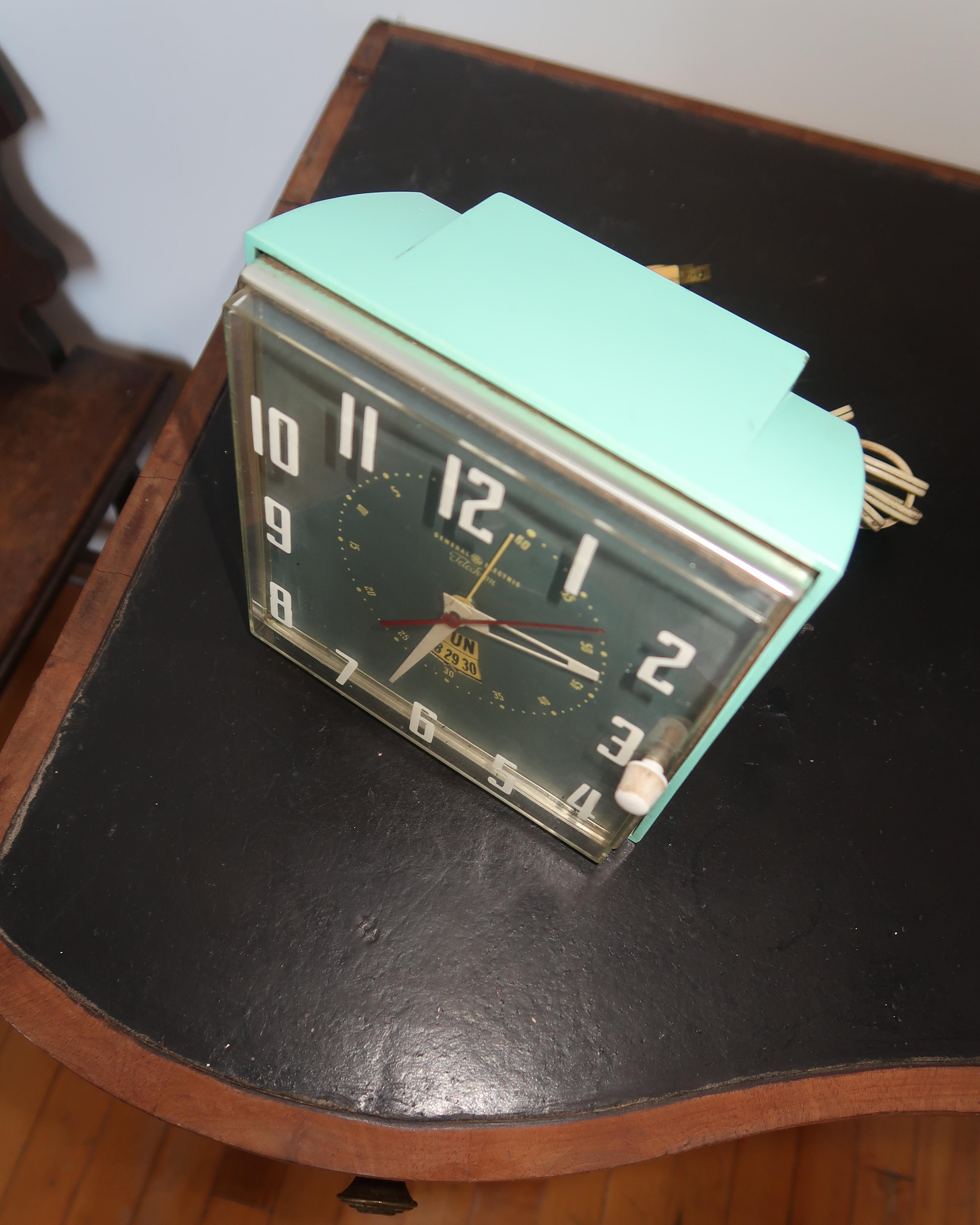 General Electric GE Telechron Mid-Century Wall Clock In Good Condition For Sale In Los Angeles, CA