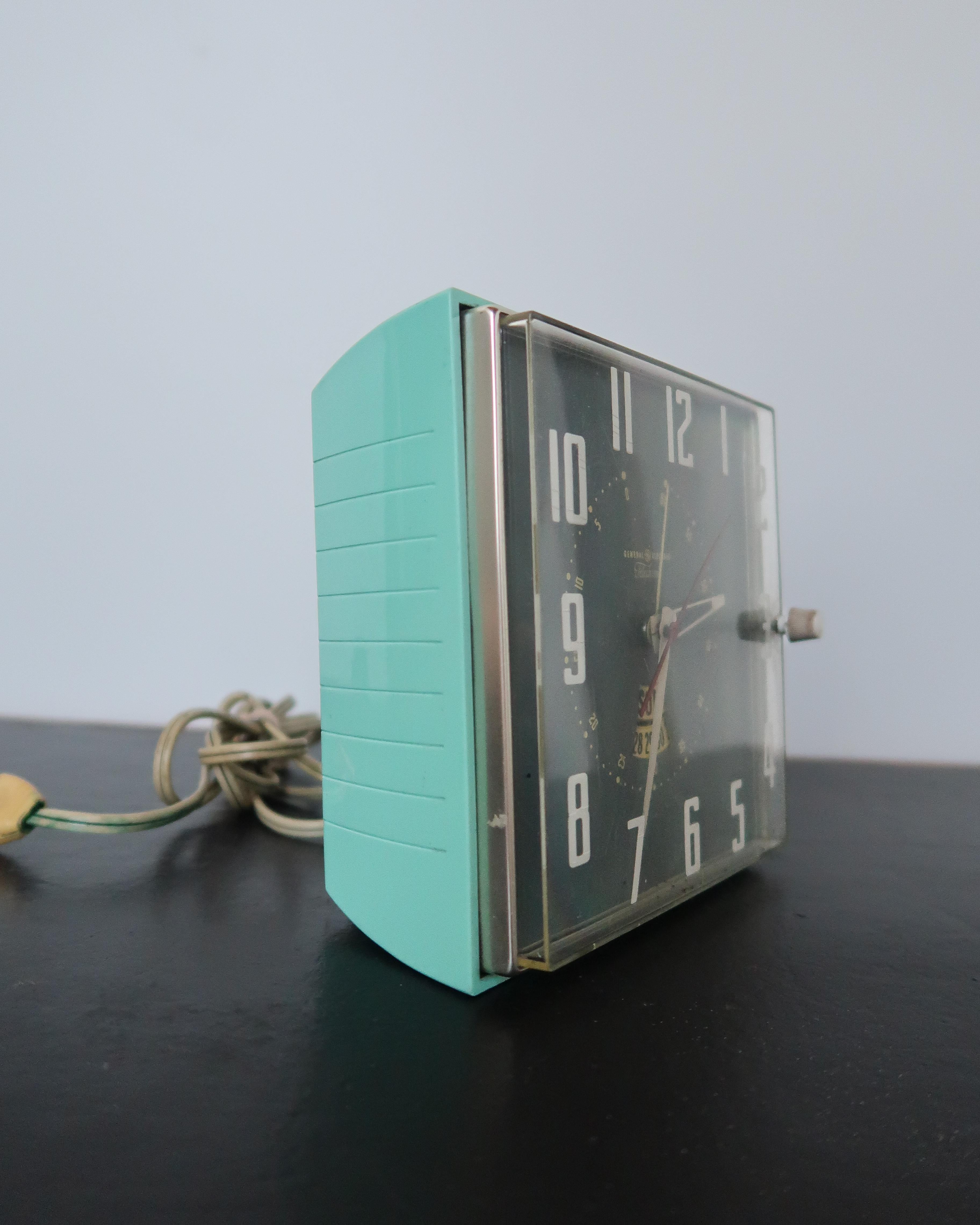 General Electric GE Telechron Mid-Century Wall Clock For Sale 2
