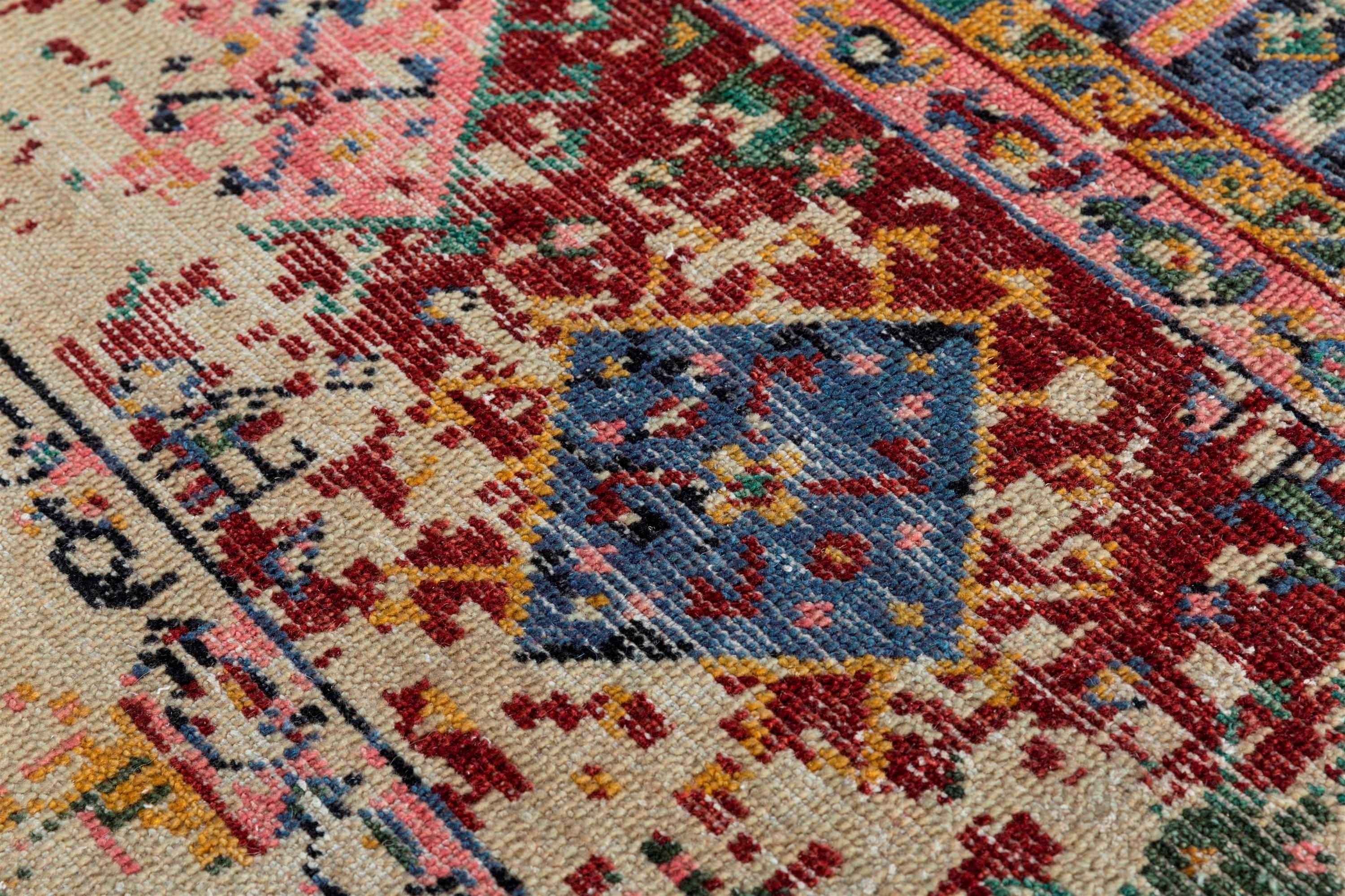 ¿Dónde se encuentran los ecos de las culturas antiguas con la vida moderna? Esta alfombra anudada a mano es una cautivadora exploración de esa misma cuestión. Inspirada en el arte intemporal de las culturas primitivas de todo el mundo, esta obra