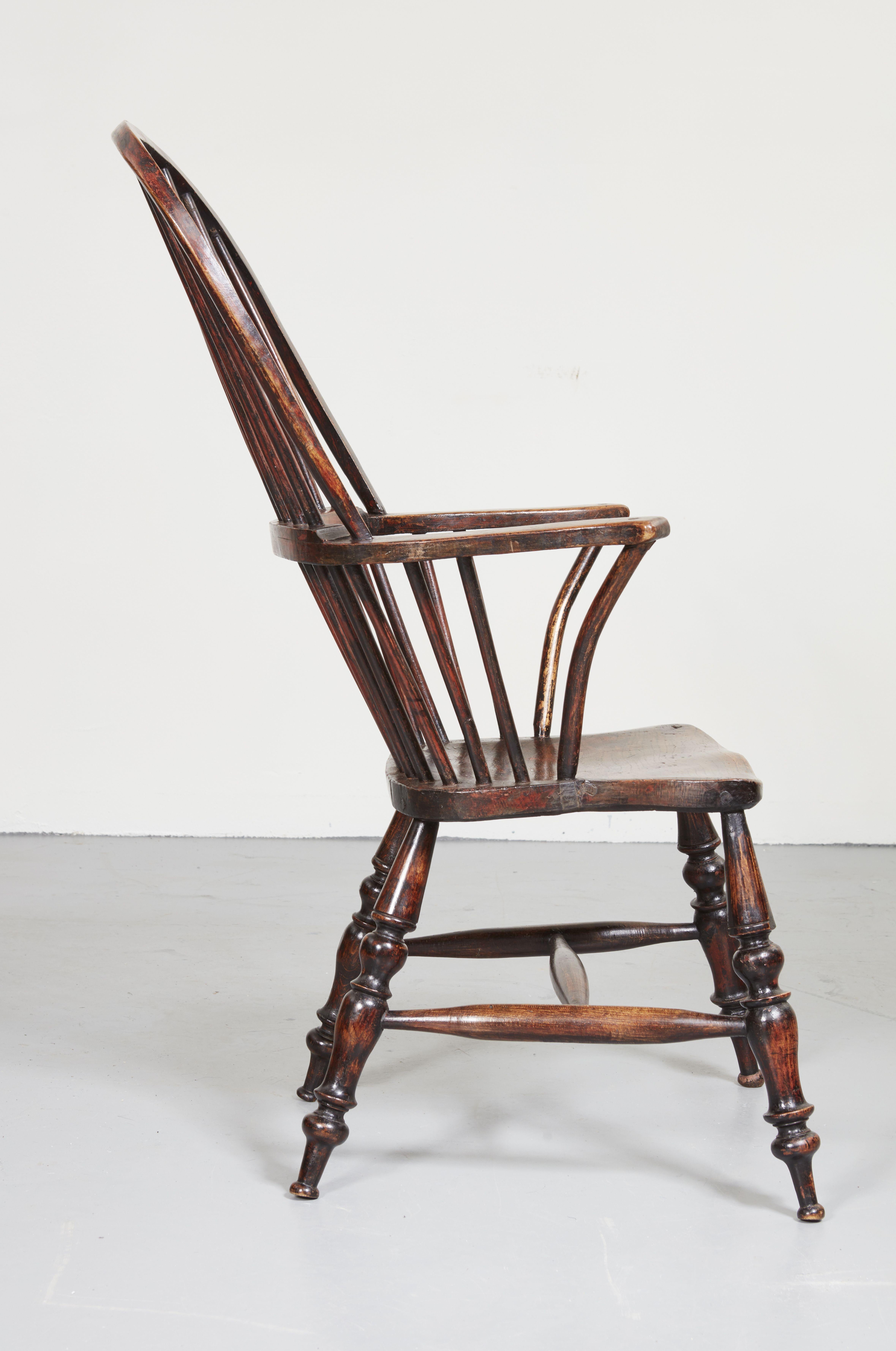 Milieu du XIXe siècle Genereux fauteuil Windsor à dossier en forme de boucle en vente