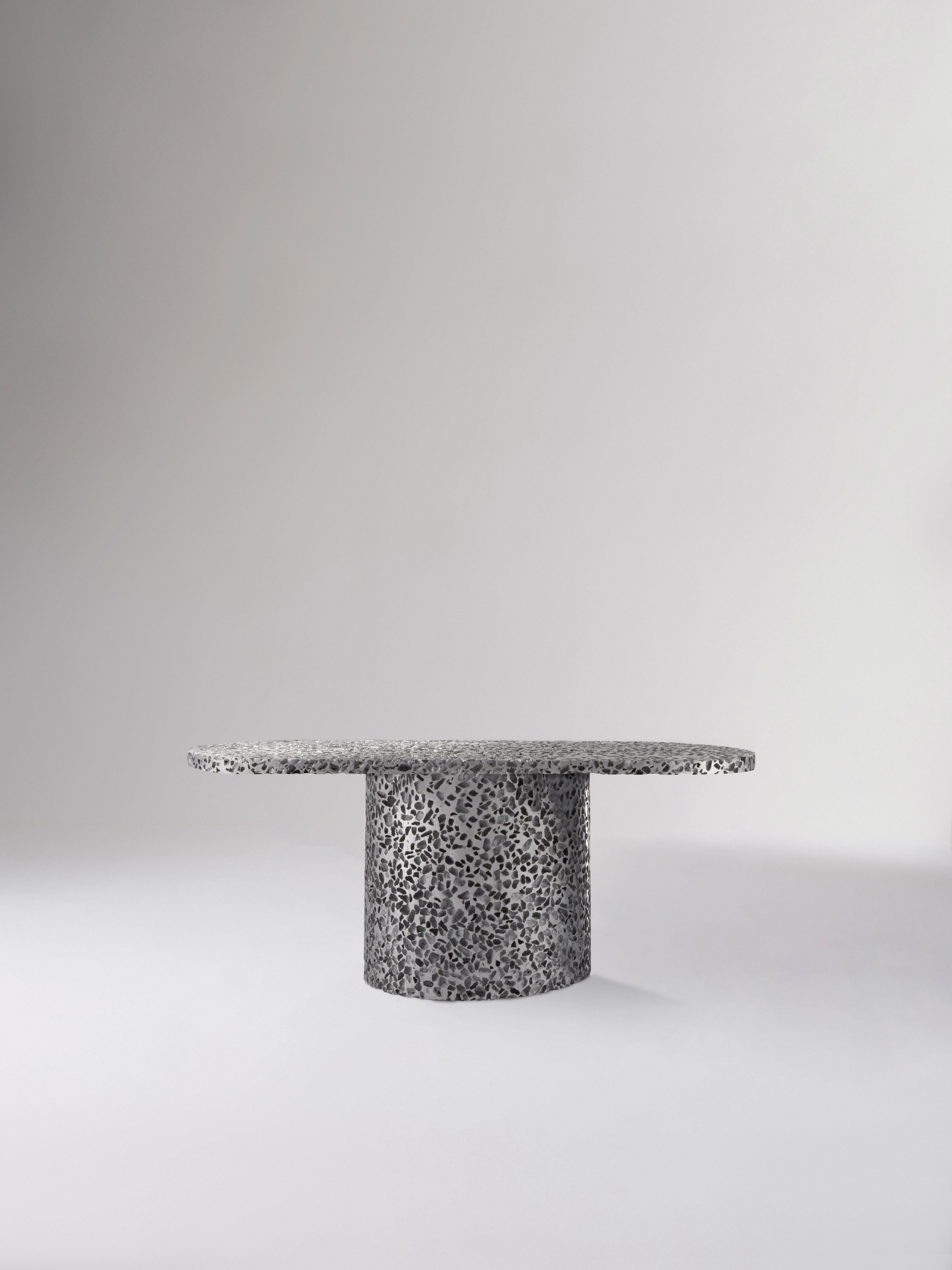 Cette table basse est un meuble fonctionnel, mais c'est aussi un diptyque créé à partir du microcosme des structures aléatoires de la mousse d'aluminium à cellules ouvertes et de la sévérité et de la précision des processus métalliques industriels