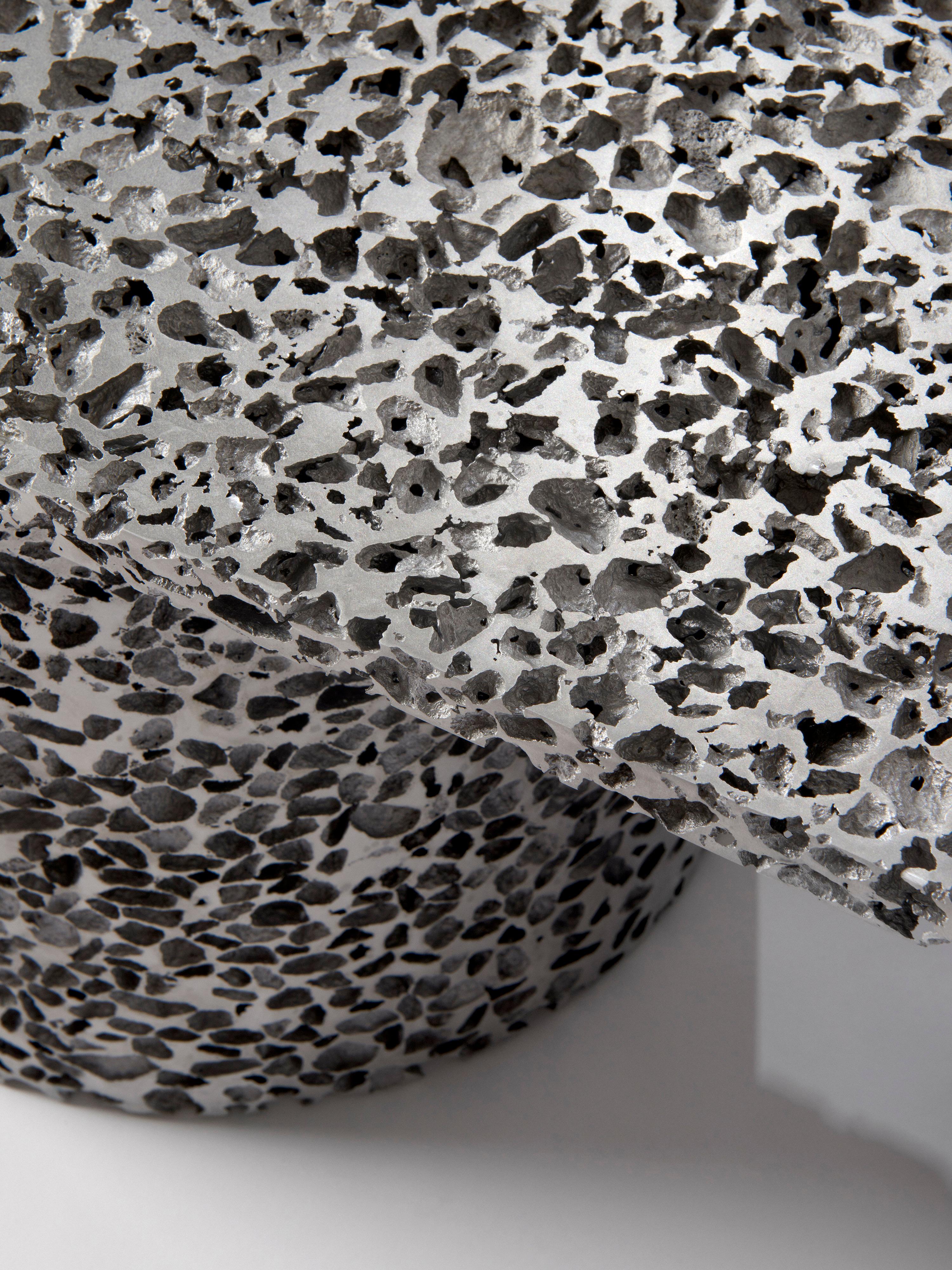 Couchtisch „Genesi Mono“ aus durchsichtigem, offenem Aluminiumblech von Andrea Grecucci (Italienisch) im Angebot