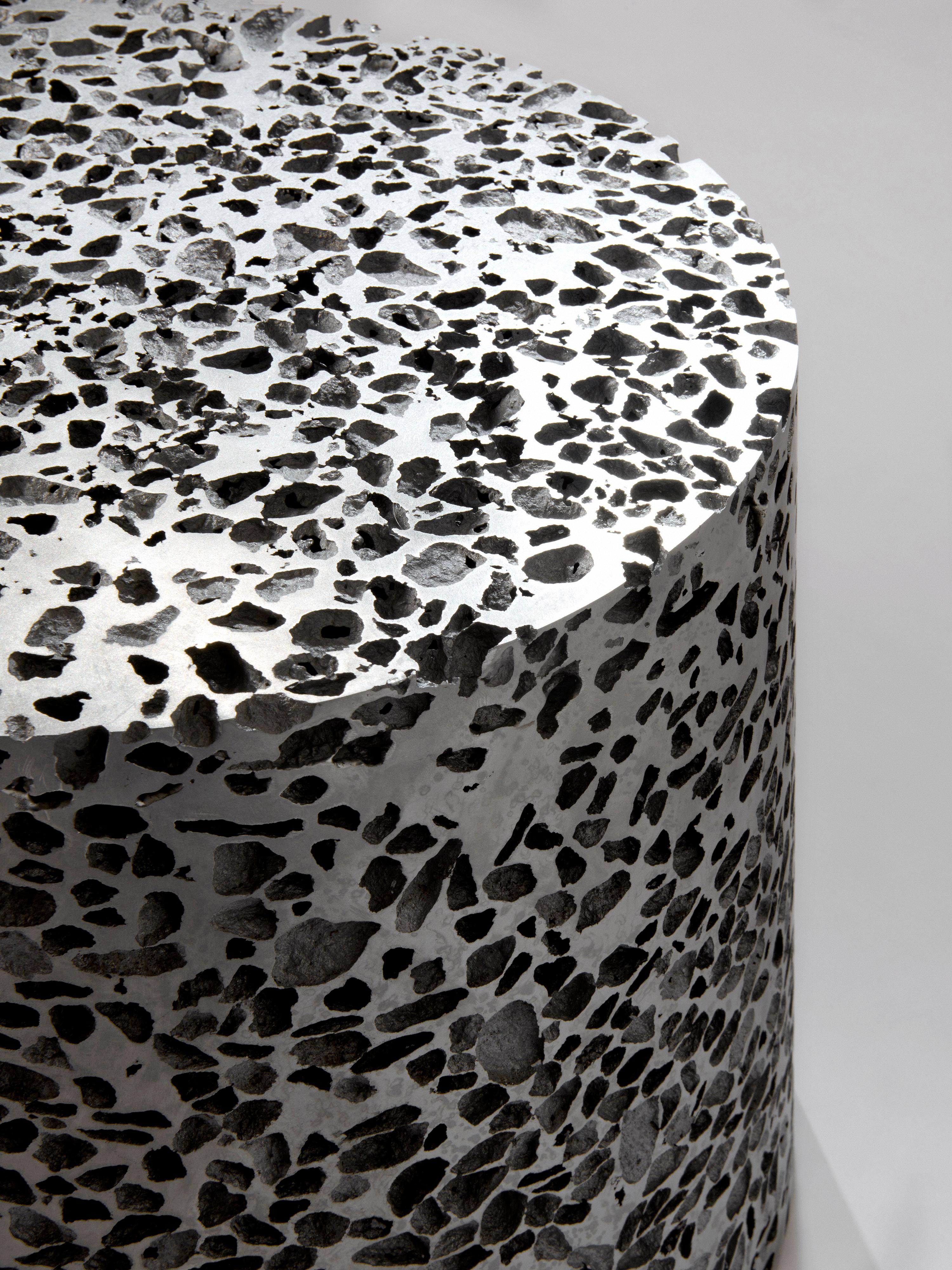 Moulé Table basse Genesi Mono en aluminium Porous Open-Cell d'Andrea Grecucci en vente