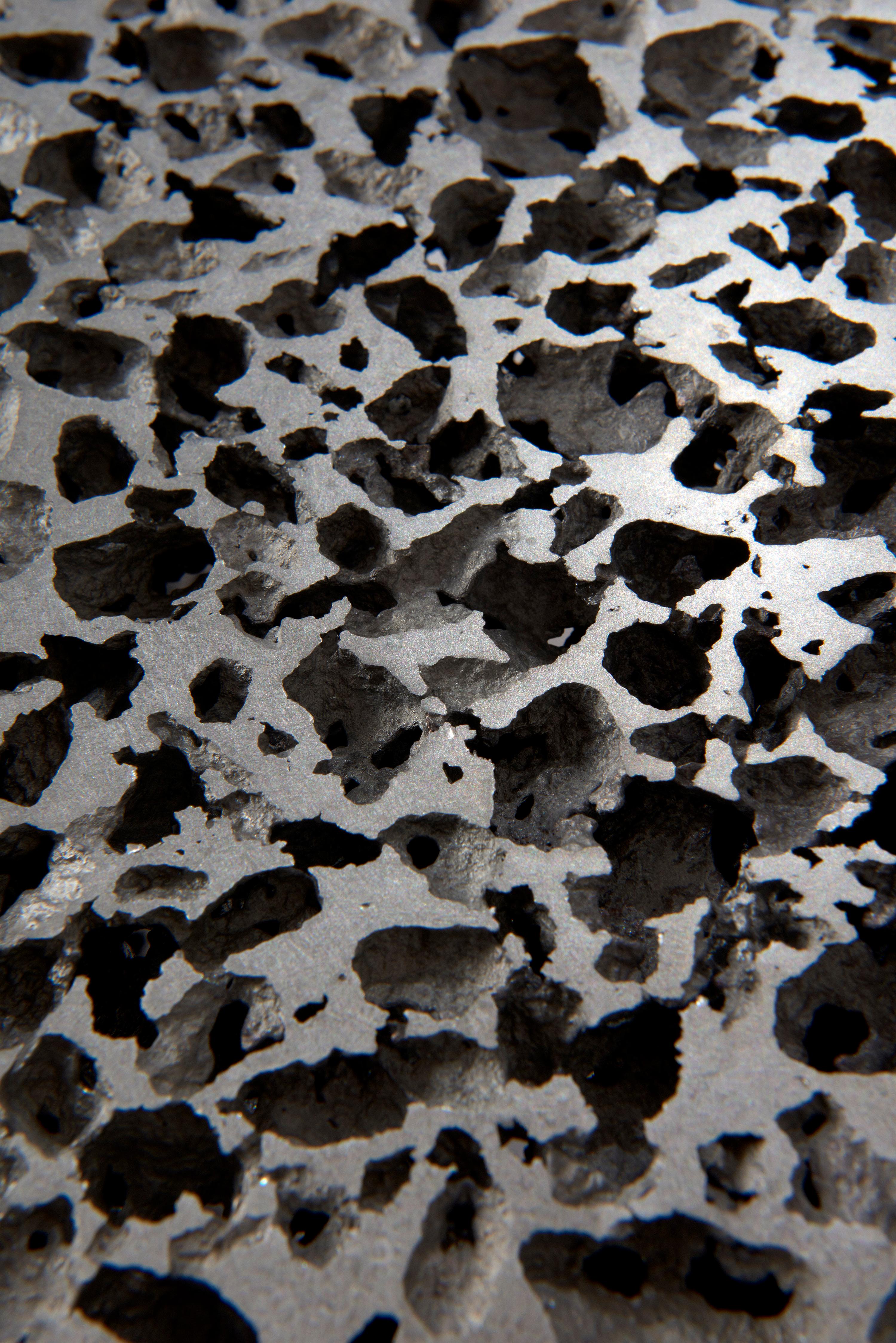 Couchtisch „Genesi Mono“ aus durchsichtigem, offenem Aluminiumblech von Andrea Grecucci im Zustand „Neu“ im Angebot in MILAN, IT