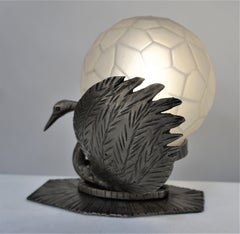 Handgefertigte Art-déco-Tischlampe aus Eisen mit Schwan und Glasschirm von Genet et Michon