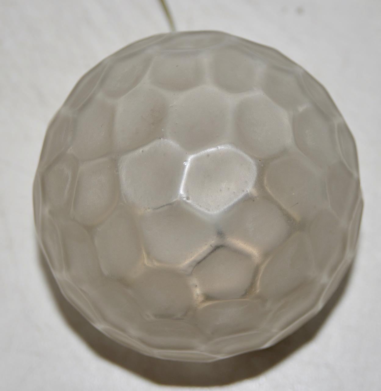 Lampe de table à globe en verre Art déco Genet & Michon (France), vers 1920

Globe en verre pressé sur une base en métal. La base mesure 4
