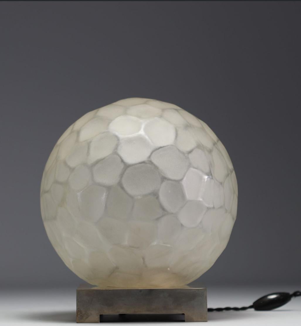 Grande lampe de table moderniste en nickel et verre martelé par Genet & Michon, vers 1930.
