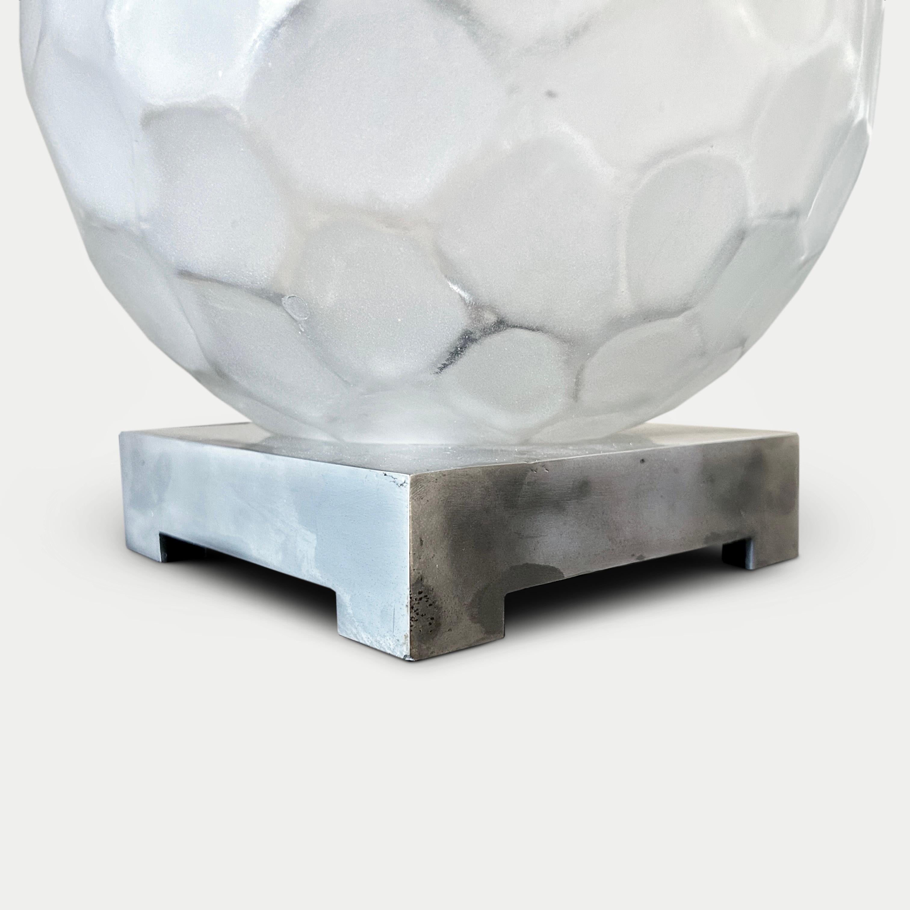 Art déco Genet & Michon Grande lampe de table Ball and Ball en nickel et verre circa 1930 en vente