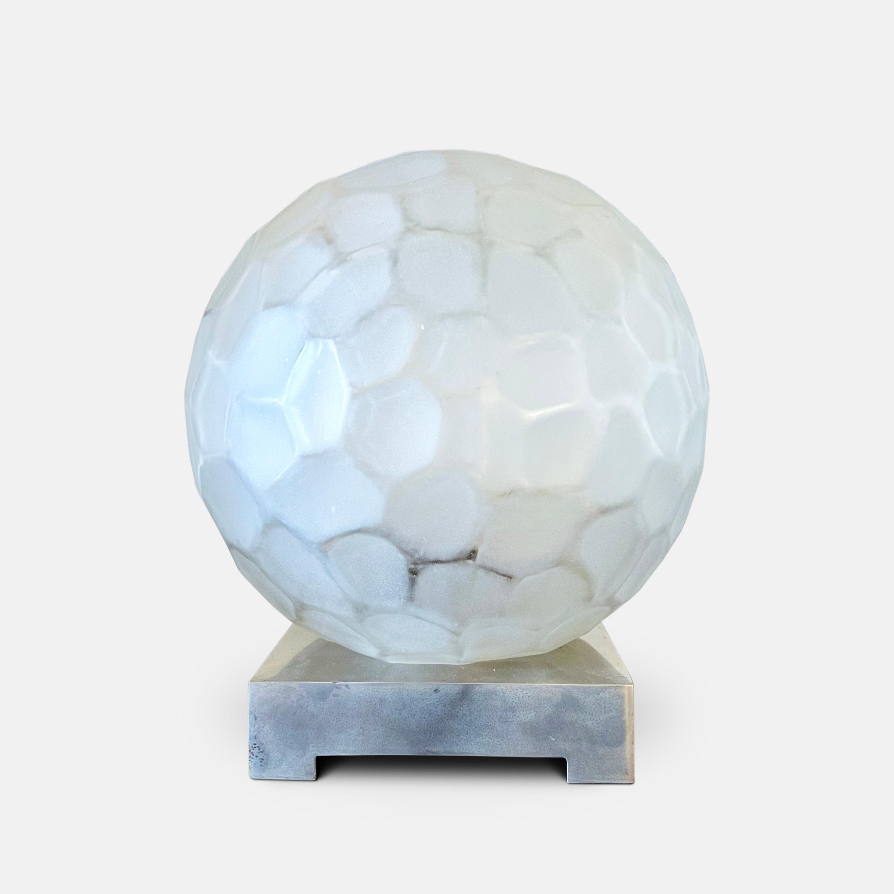 Français Genet & Michon Grande lampe de table Ball and Ball en nickel et verre circa 1930 en vente