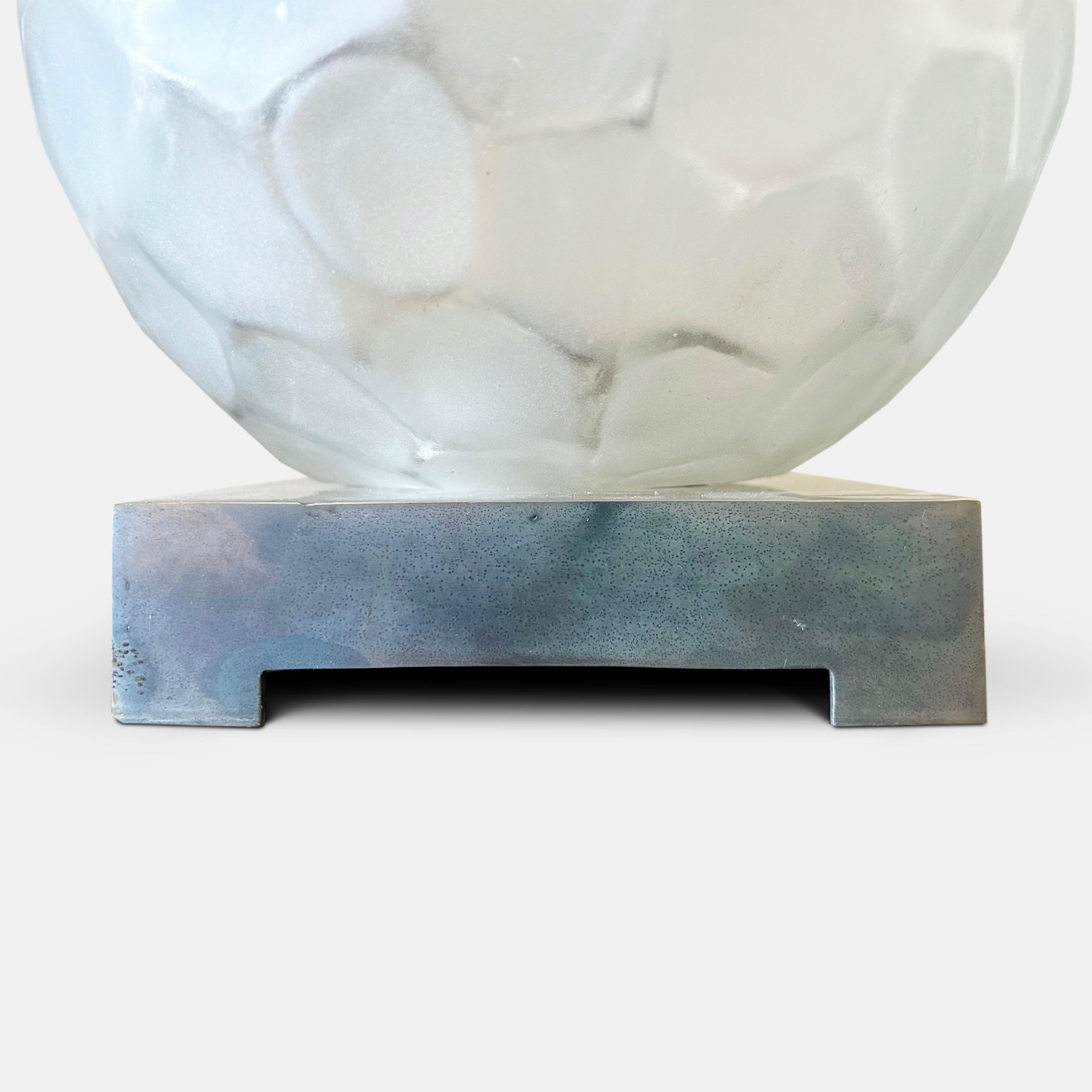 Milieu du XXe siècle Genet & Michon Grande lampe de table Ball and Ball en nickel et verre circa 1930 en vente