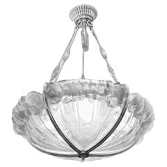 Kleiner Art-Déco-Kronleuchter mit Blumengirland von Genet Michon, geformtes Glas, Bronze