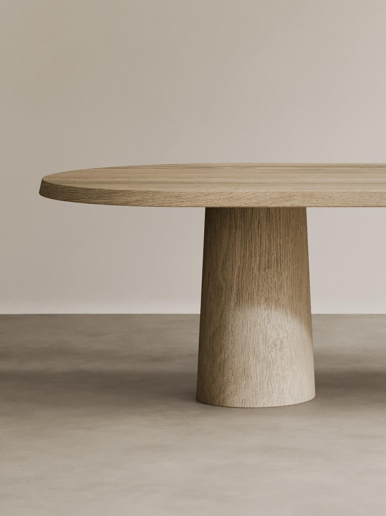 italien Table de salle à manger Geneva en Oak français sculpté à la main par Paloma Editions en vente