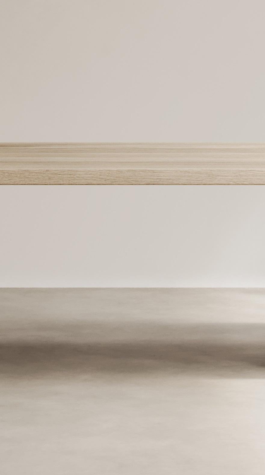 Autre Table de salle à manger Geneva en Oak français sculpté à la main par Paloma Editions en vente