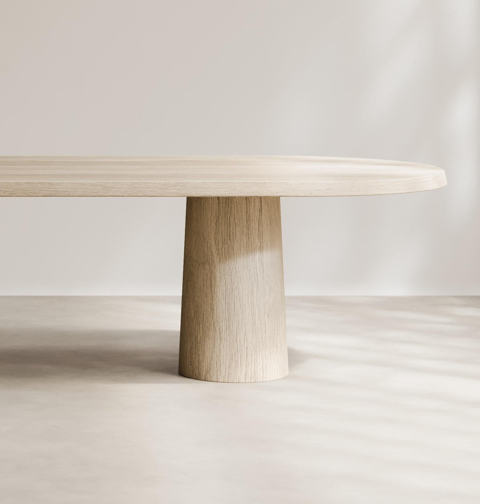 XXIe siècle et contemporain Table de salle à manger Geneva en Oak français sculpté à la main par Paloma Editions en vente