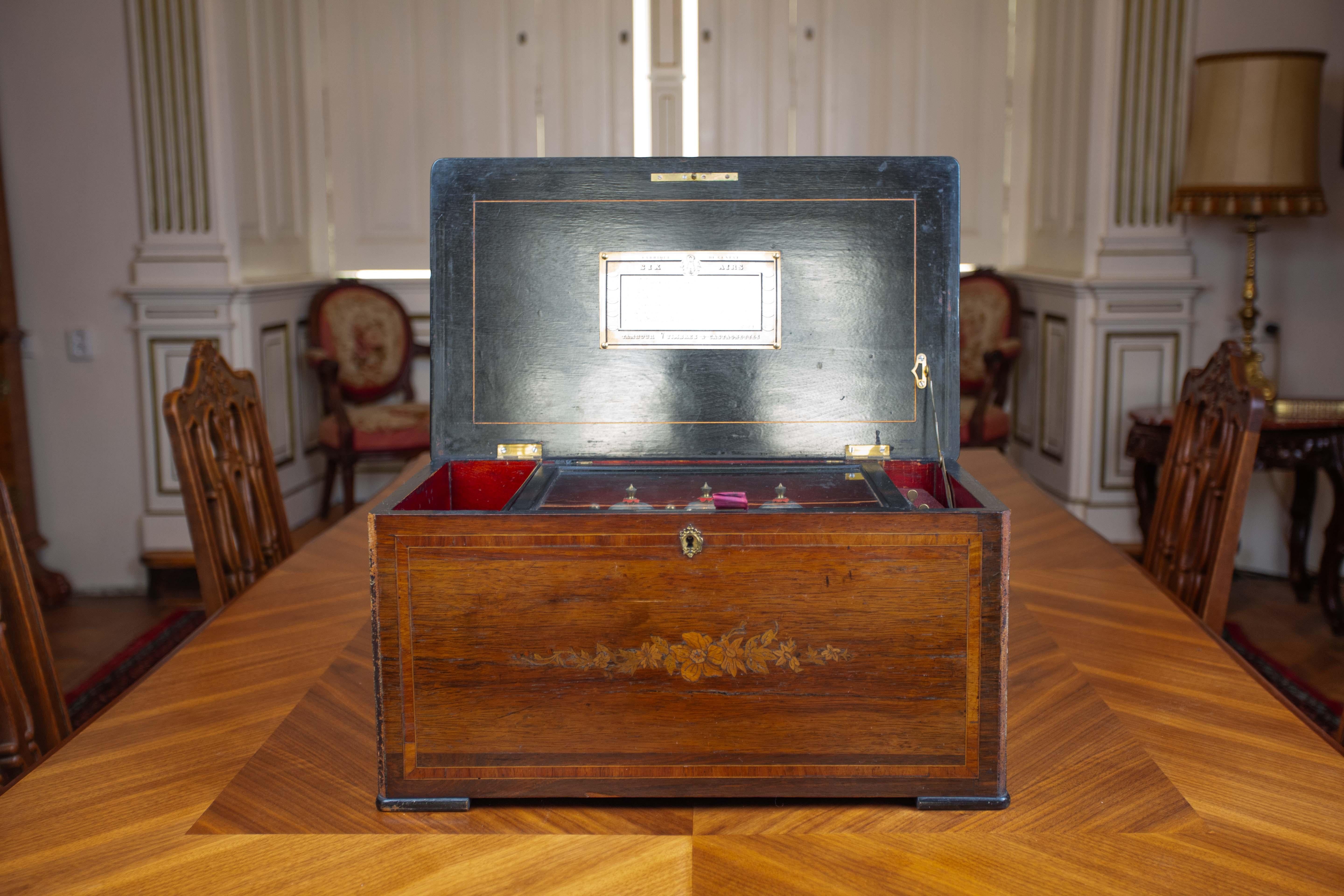 Antique music box decorated with rosewood and marquetry. The machine has six melodies, it is marked. Condition: before restoration, a new comb is needed - see photo. Dating: second half of the 19th century. Provenance: Switzerland - Geneva.