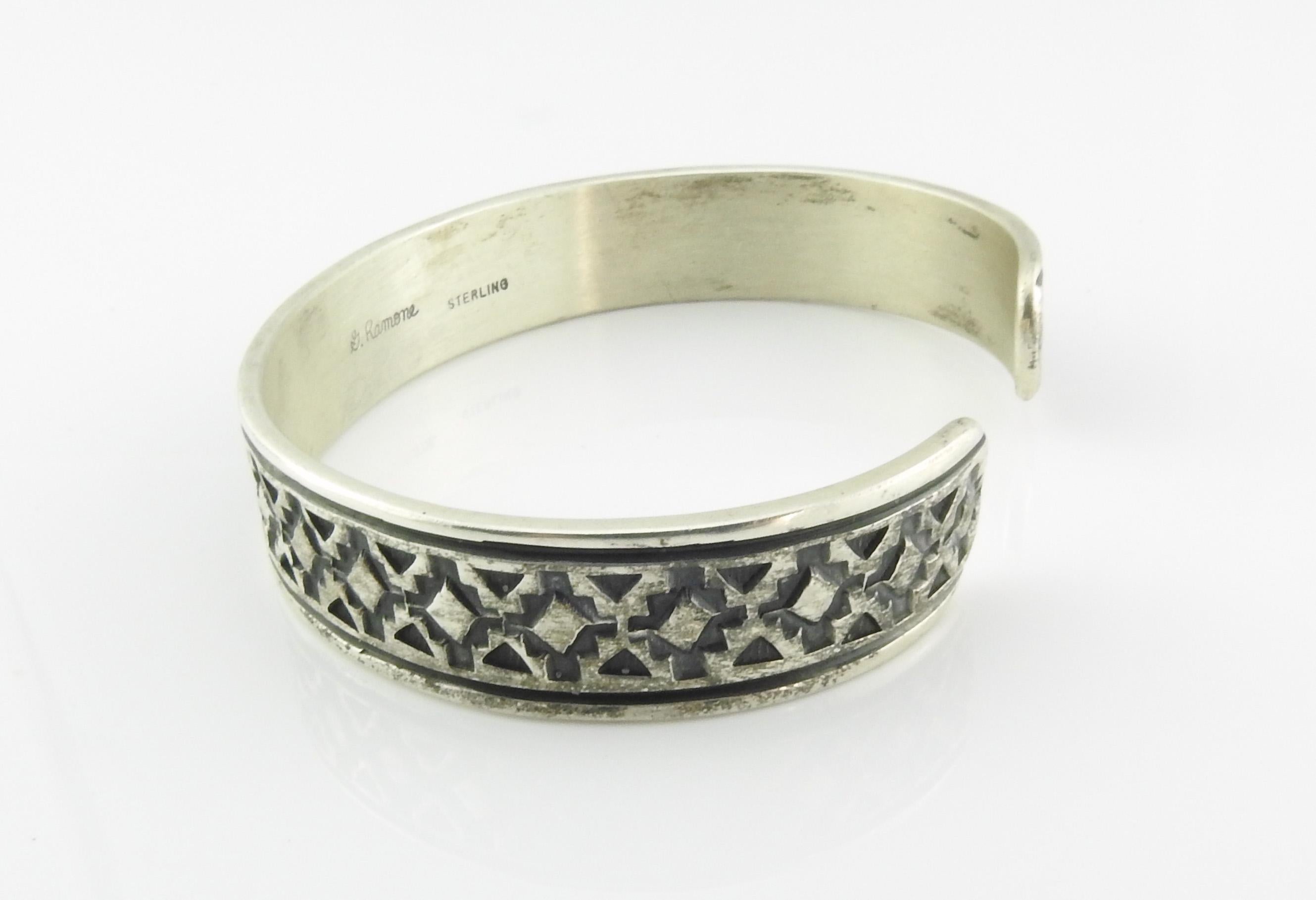 Geneva Ramone Navajo, gestempeltes Manschettenarmband aus oxidiertem Sterlingsilber (Indigene Kunst (Nord-/Südamerika))