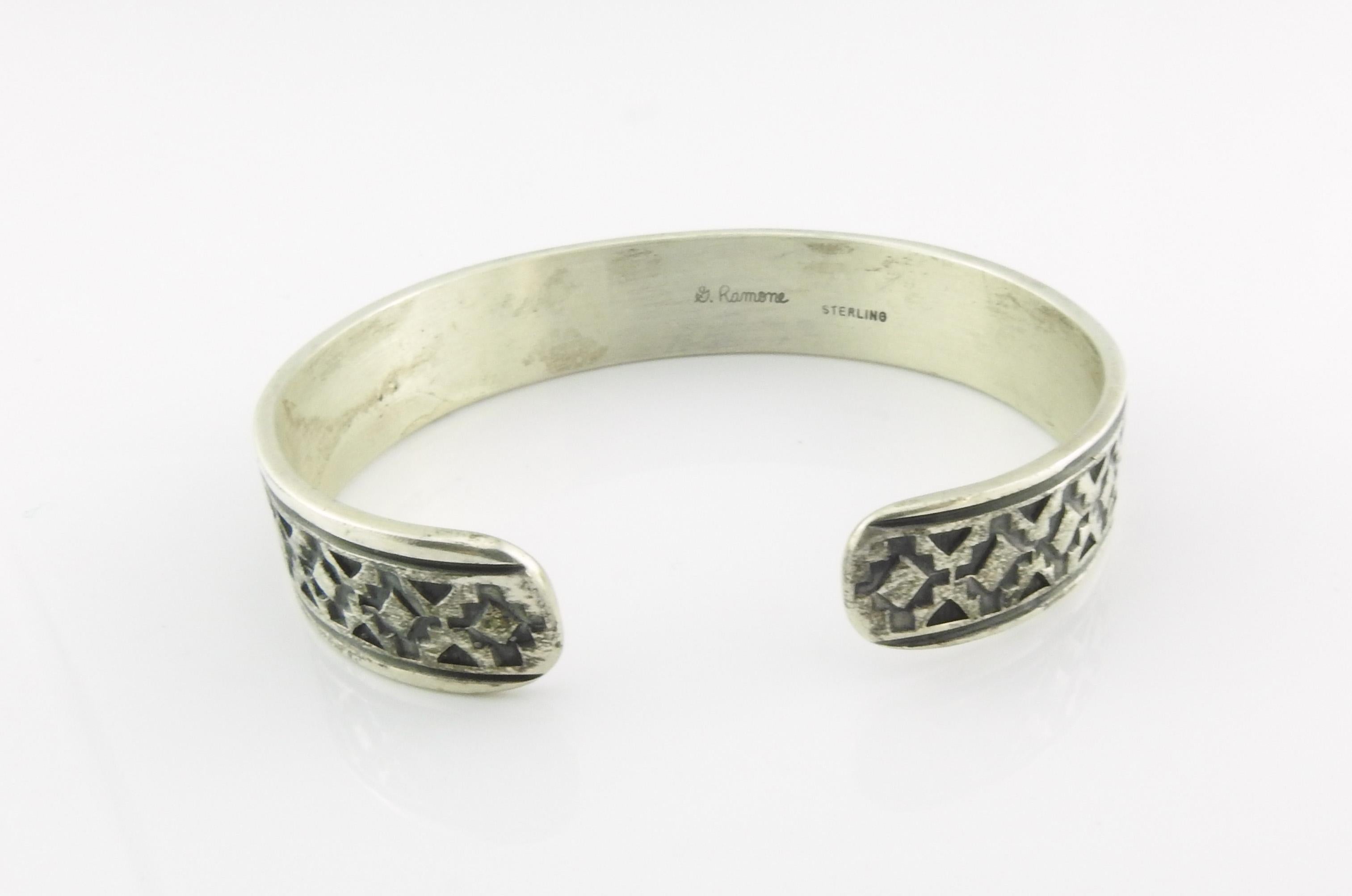 Geneva Ramone Navajo, gestempeltes Manschettenarmband aus oxidiertem Sterlingsilber im Zustand „Gut“ in Washington Depot, CT
