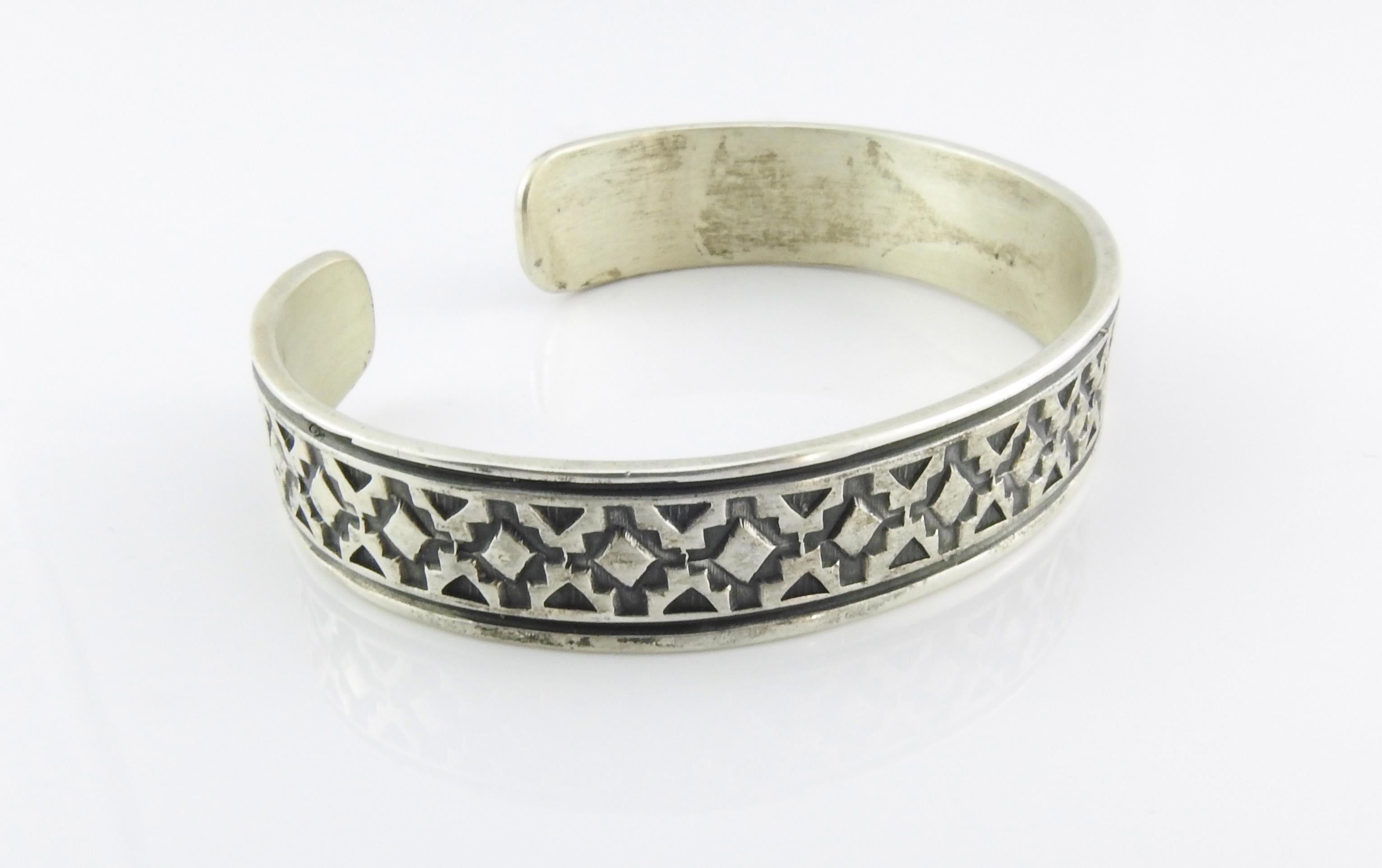 Geneva Ramone Navajo, gestempeltes Manschettenarmband aus oxidiertem Sterlingsilber 1