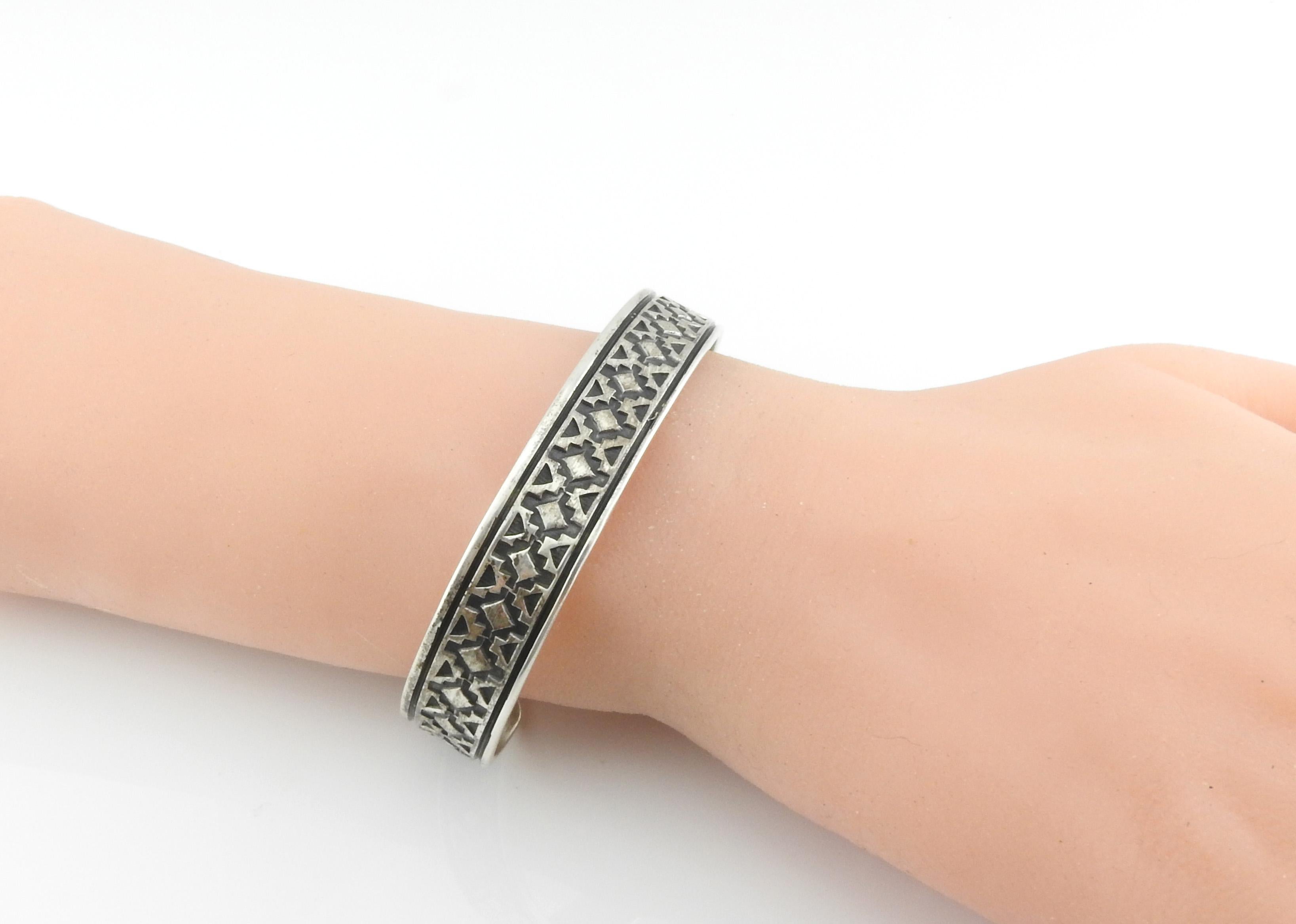 Geneva Ramone Navajo, gestempeltes Manschettenarmband aus oxidiertem Sterlingsilber 2
