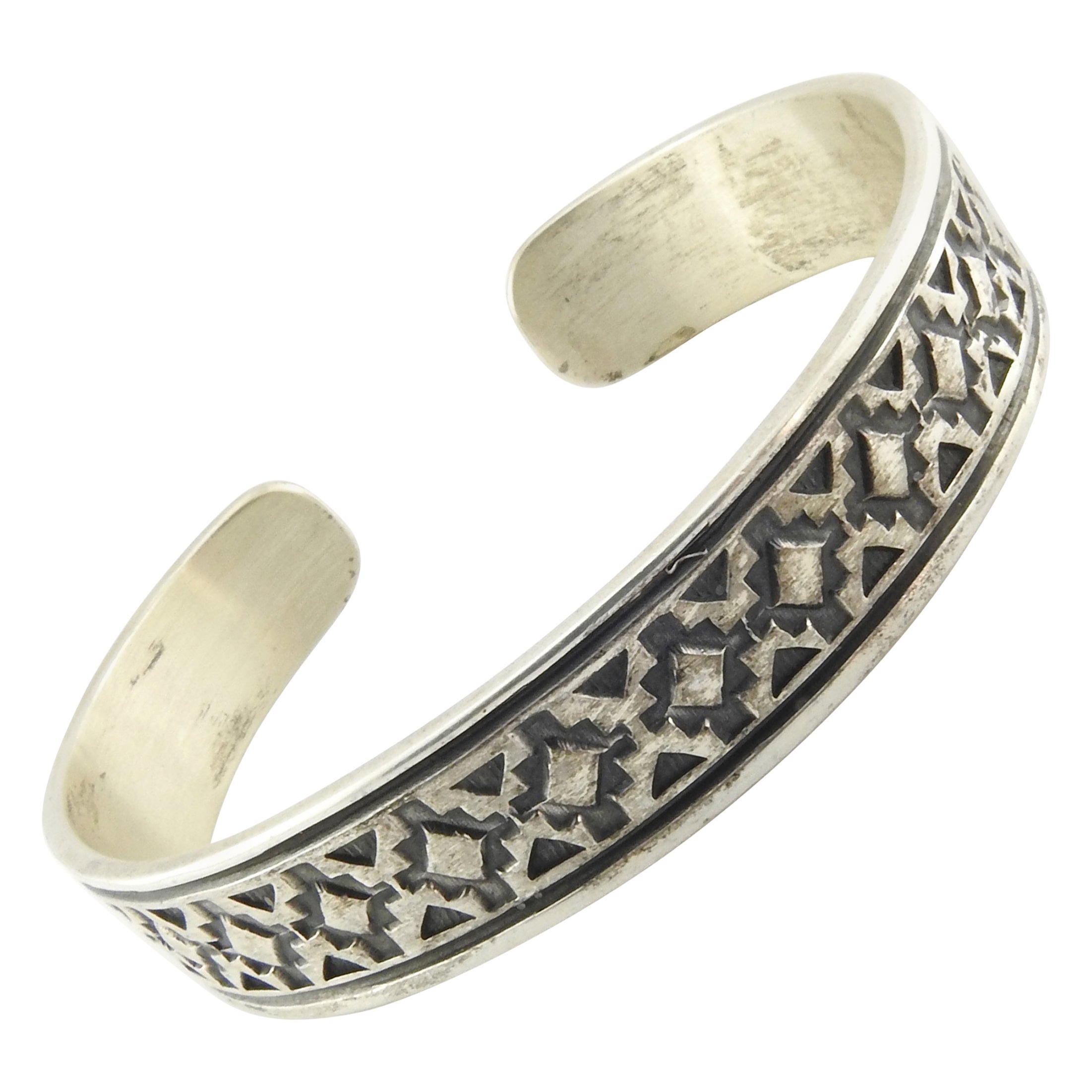 Geneva Ramone Navajo, gestempeltes Manschettenarmband aus oxidiertem Sterlingsilber