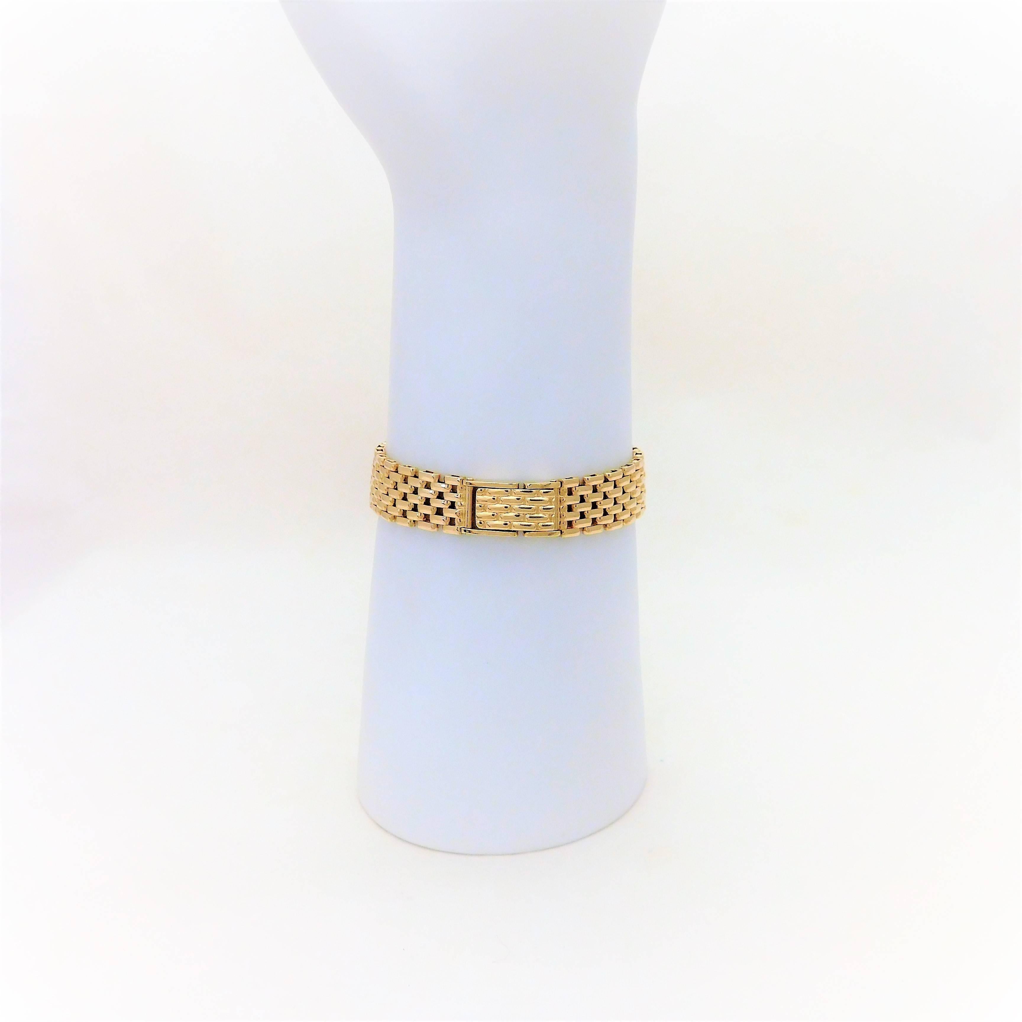 Round Cut Geneve Ladies yellow Gold Vintage quartz Wristwatch, Circa 1970