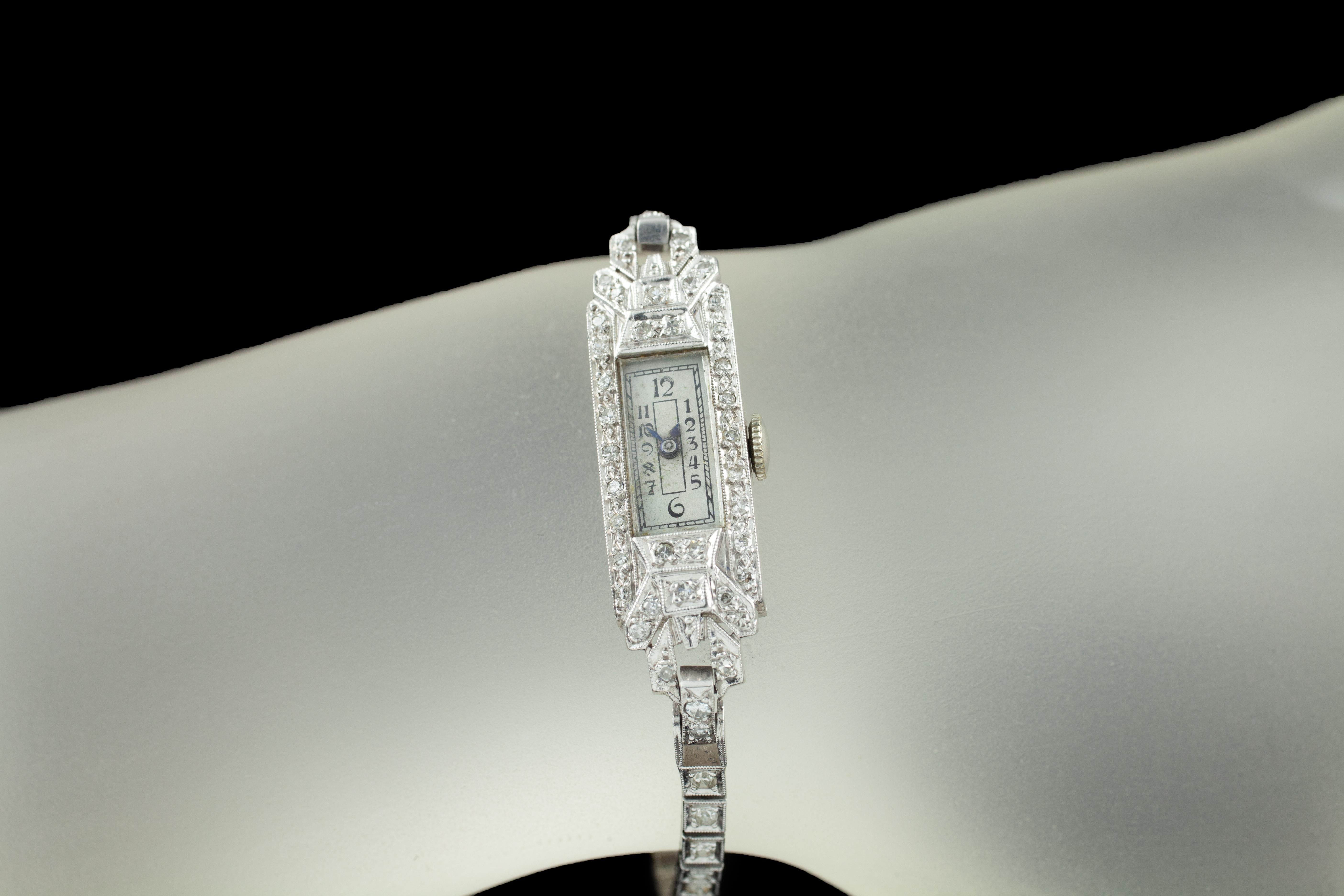 Handgetriebene Damenuhr aus Platin mit Milgrain-Details aus Diamant (Art déco) im Angebot