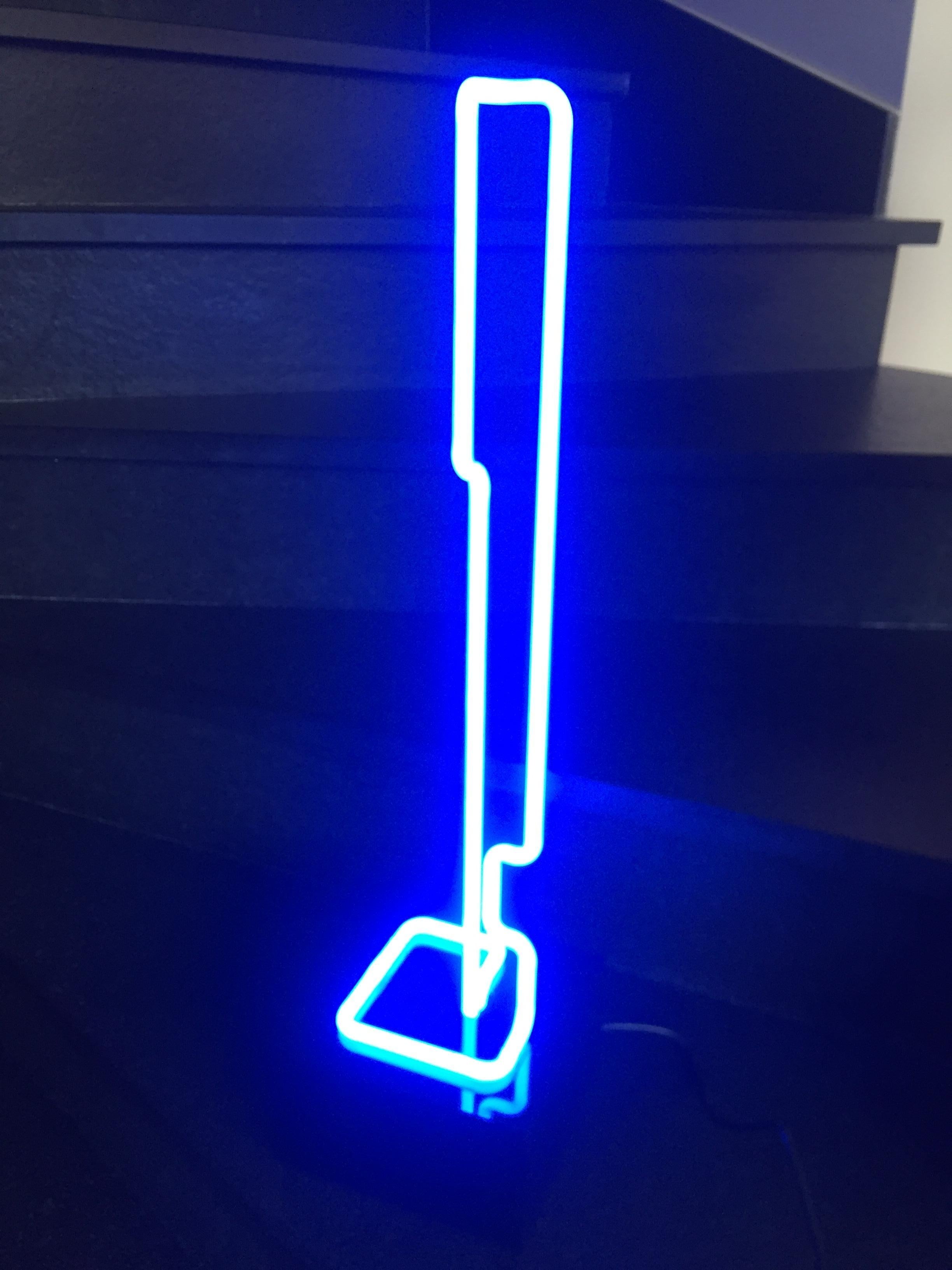 Lineare Skulptur aus Plexiglas und Neon – Sculpture von Geneviève Claisse