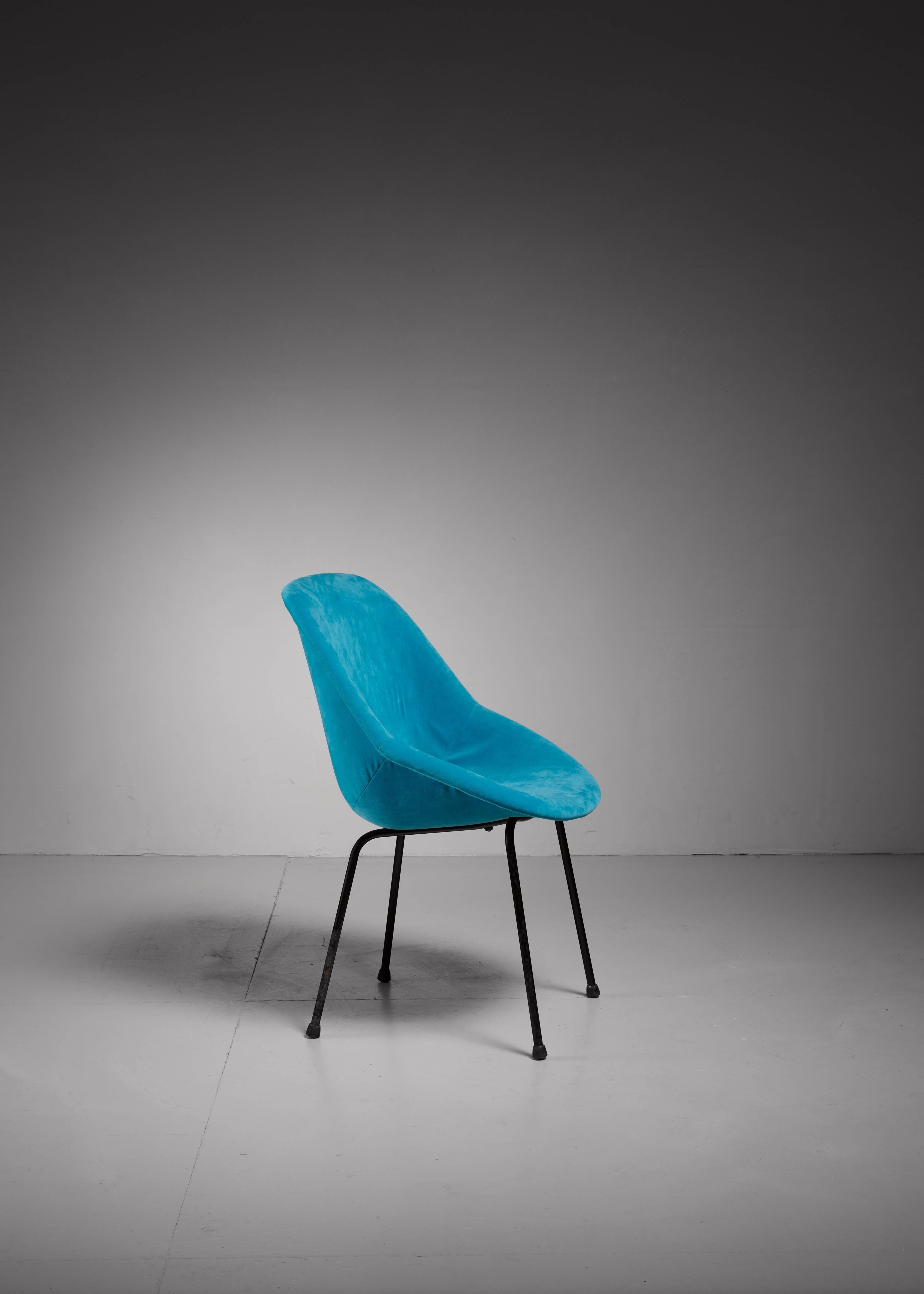 A remarkable chair by French designers Geneviève Dangles and Christian Defrance, designed for Burov in 1957. The molded polyester shell is covered with a soft, original fabric in ocean blue velvet and rests on black lacquered tubular metal legs.

 