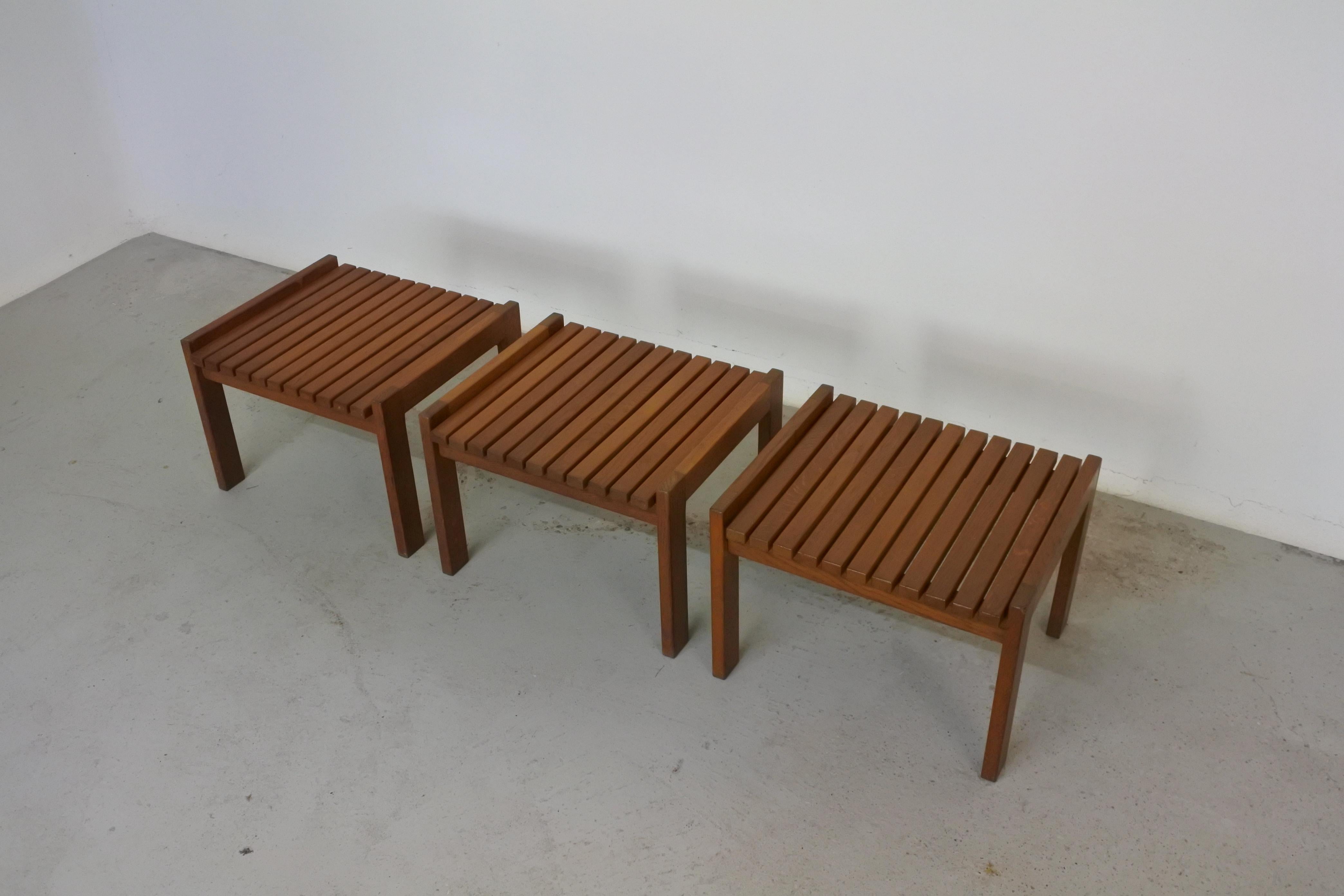 Set of 3 slat stools or side tables by Geneviève Dangles.
Manufactured by Charron / Groupe 4
Designed circa 1955.
Solid oak wood.

Scarce set.

Literature: 
